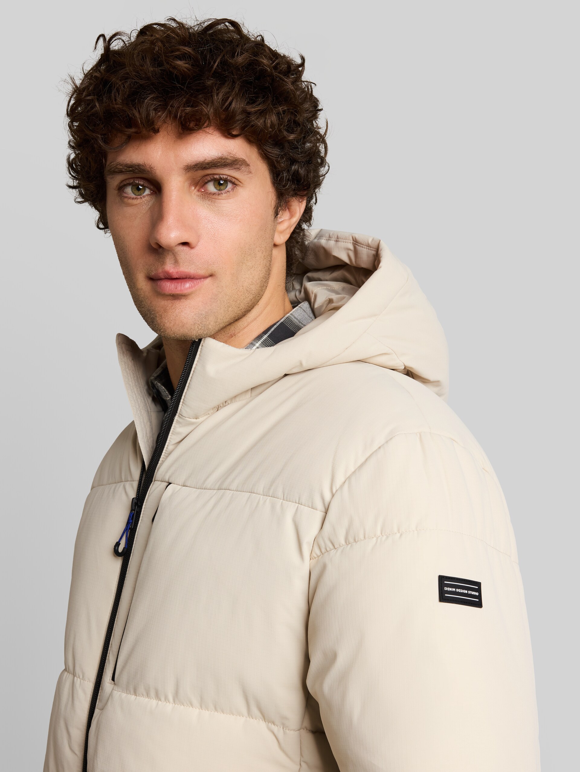 Relaxed Fit Puffer-Jacke mit Kapuze - Dusty Beige - Detail-Model-Ansicht