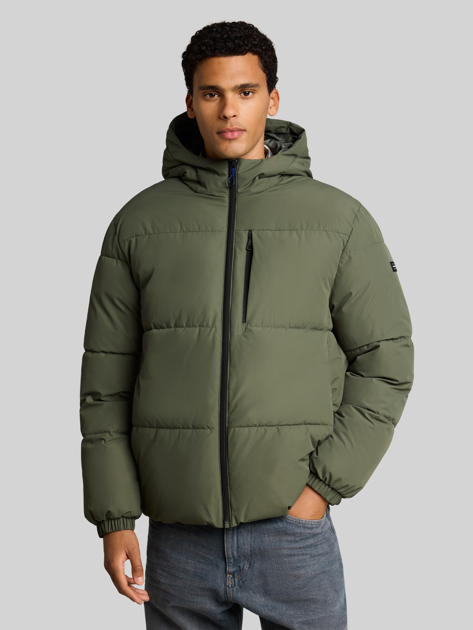 Relaxed Fit Puffer-Jacke mit Kapuze - urban olive green - Model-Vorderansicht