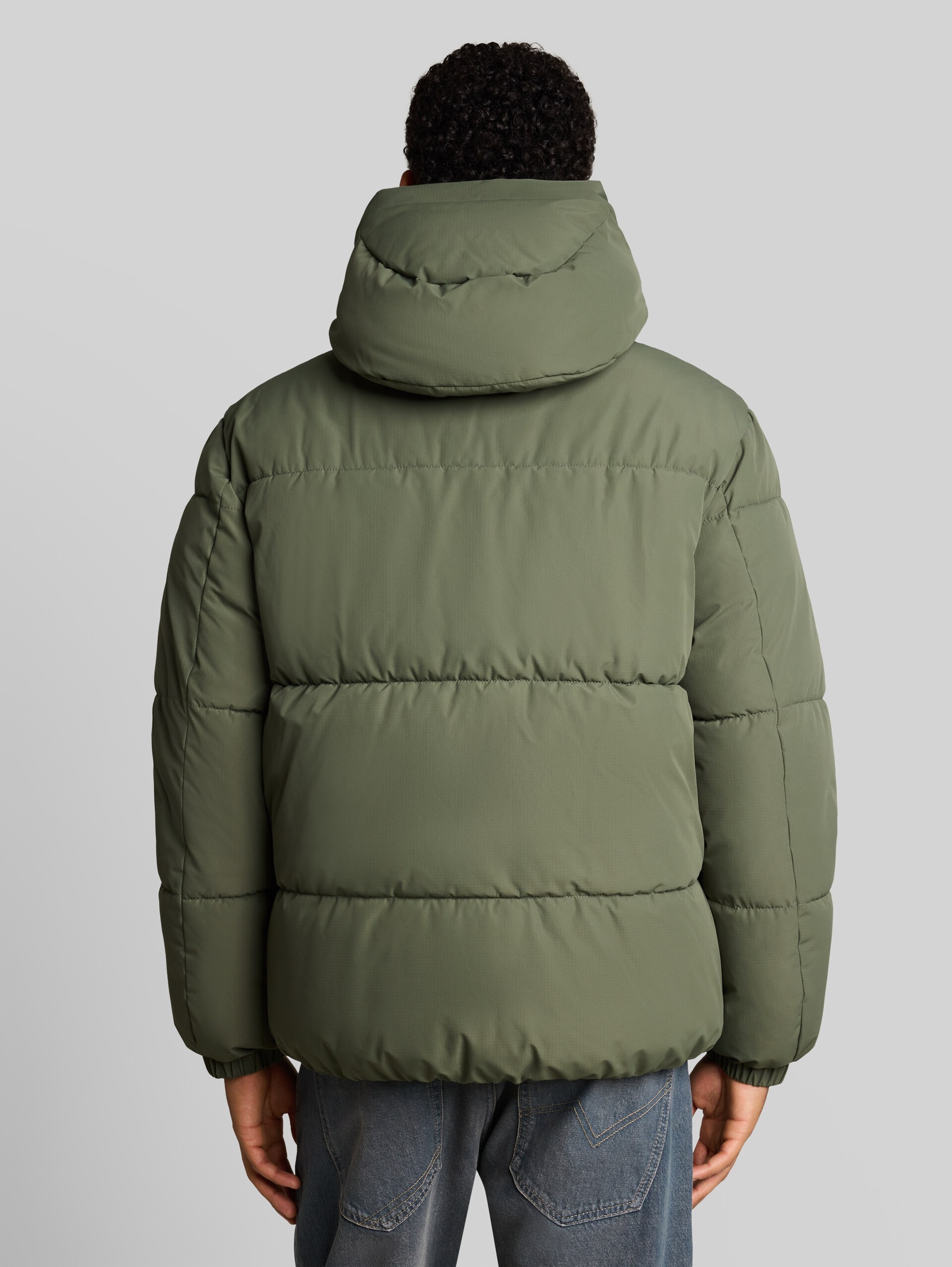 Relaxed Fit Puffer-Jacke mit Kapuze - urban olive green - Model-Rückansicht