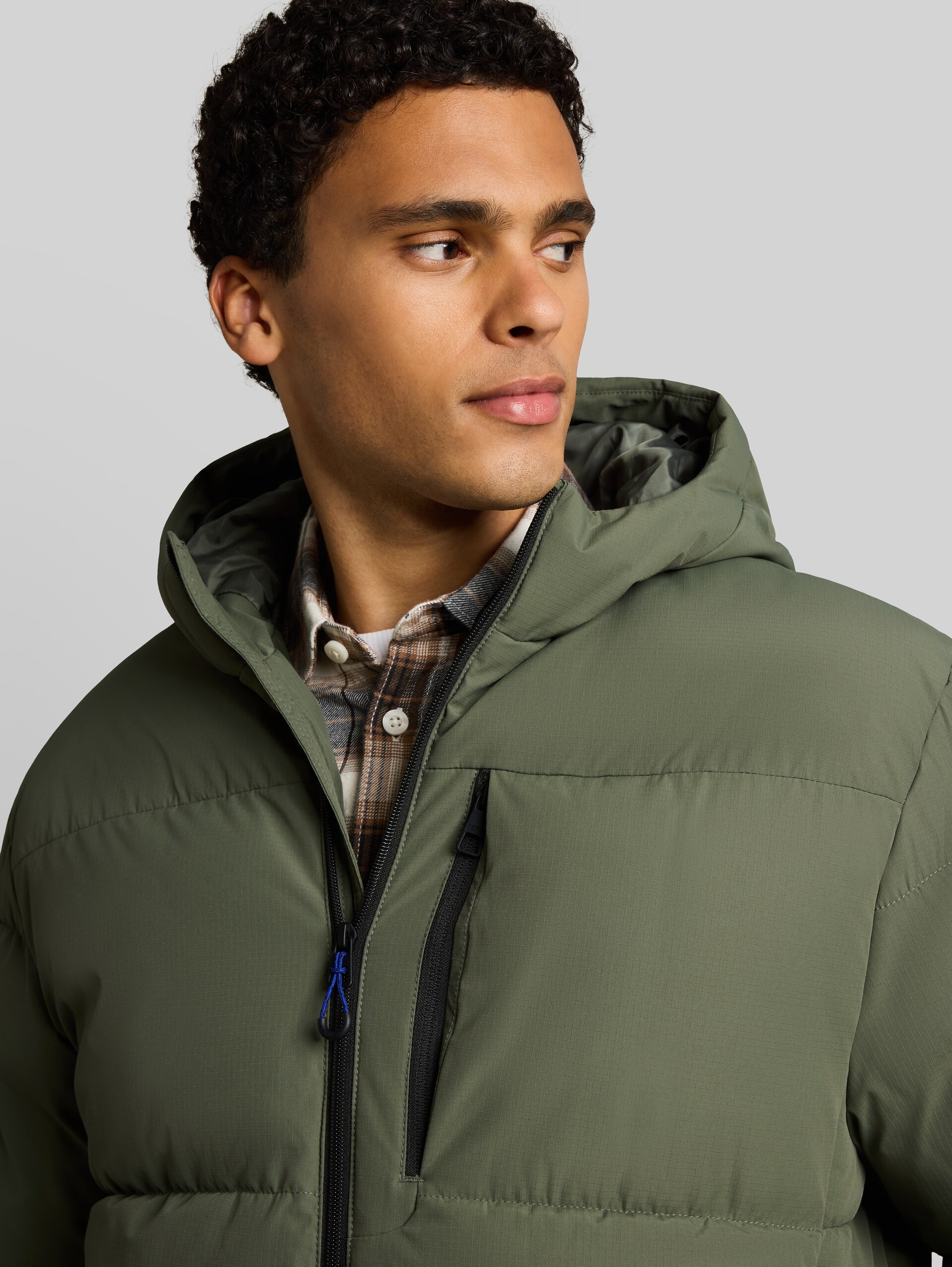 Relaxed Fit Puffer-Jacke mit Kapuze - urban olive green - Detail-Model-Ansicht