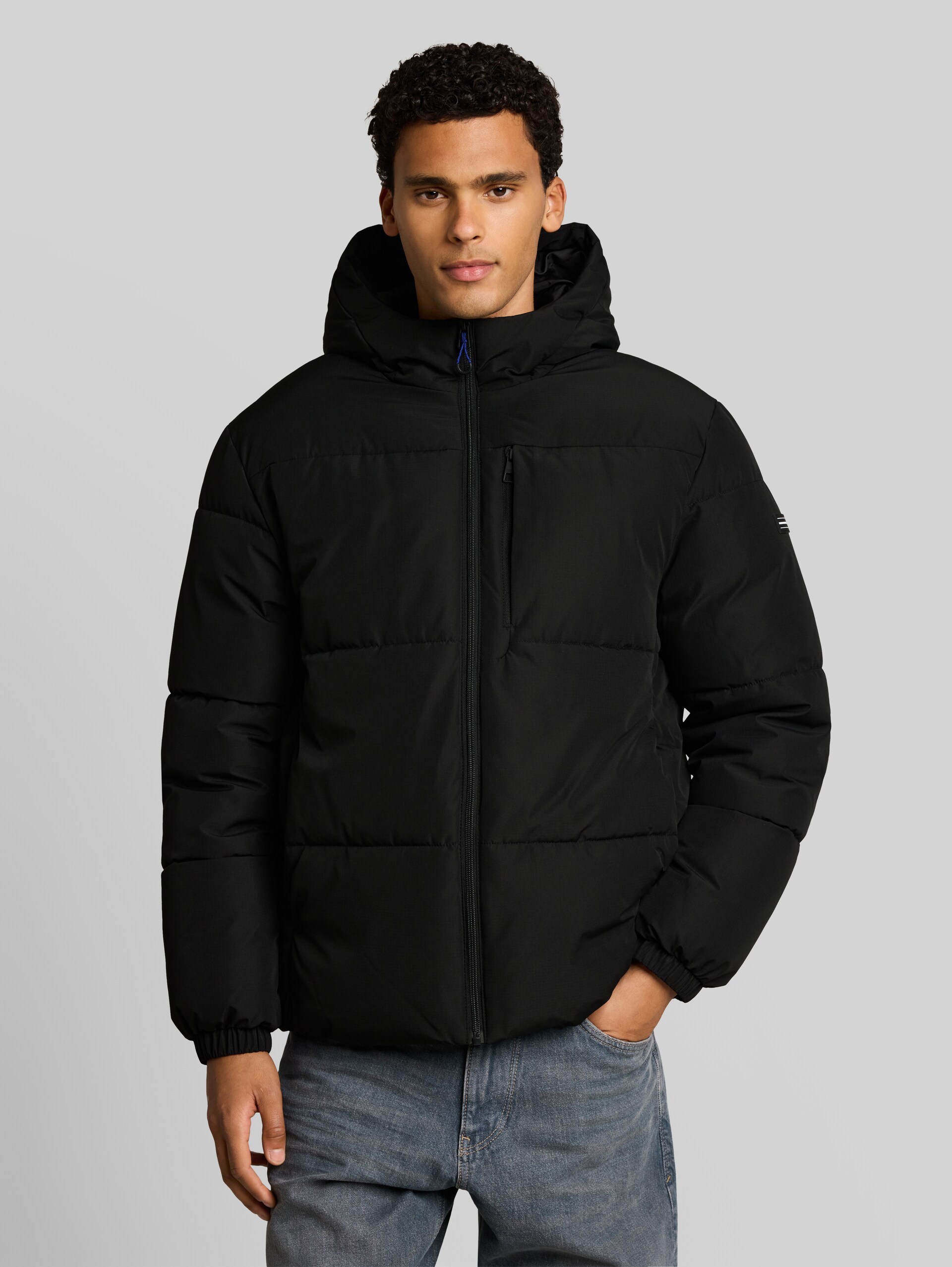 Relaxed Fit Puffer-Jacke mit Kapuze - Black - Model-Vorderansicht
