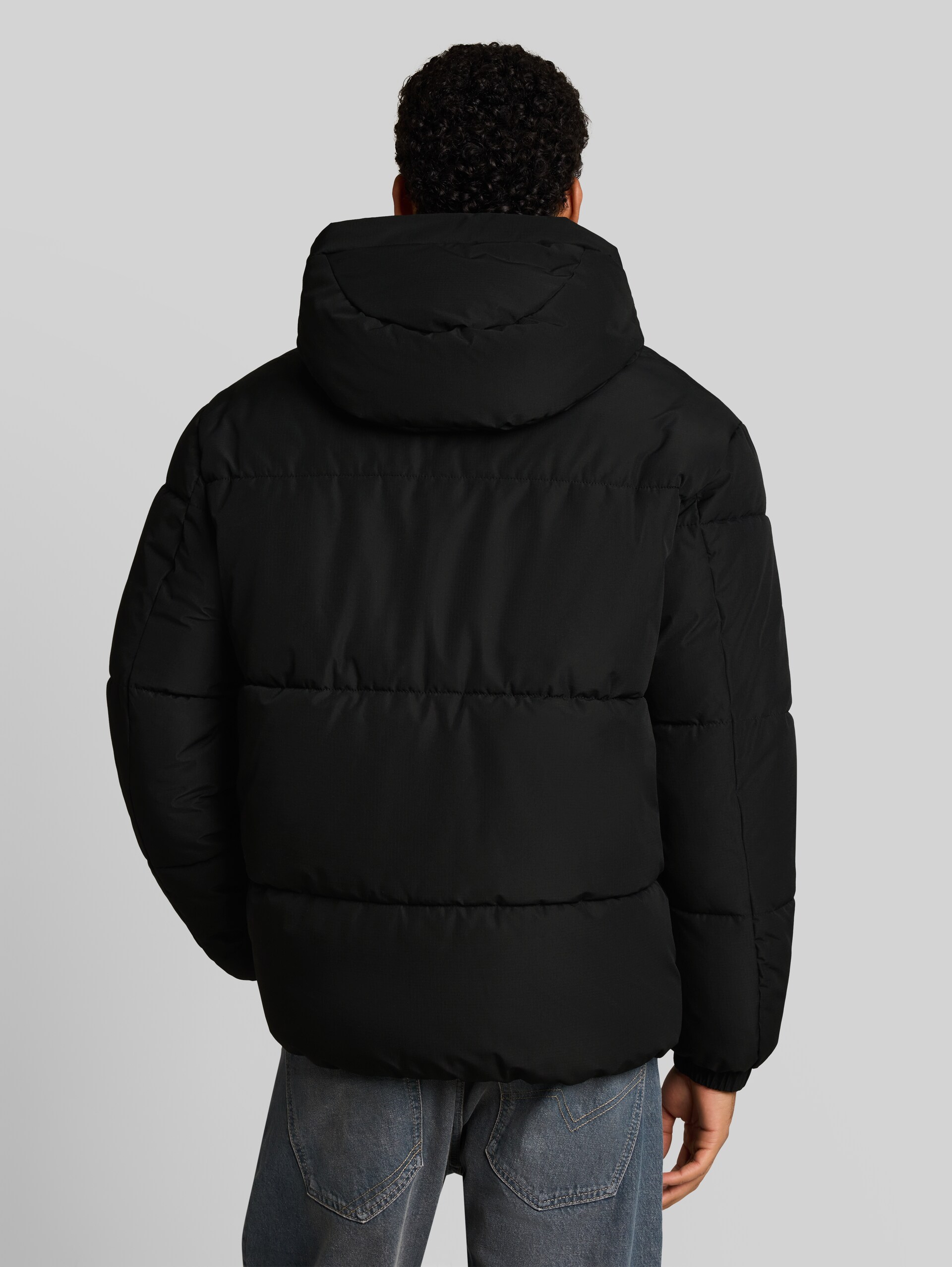 Relaxed Fit Puffer-Jacke mit Kapuze - Black - Model-Rückansicht
