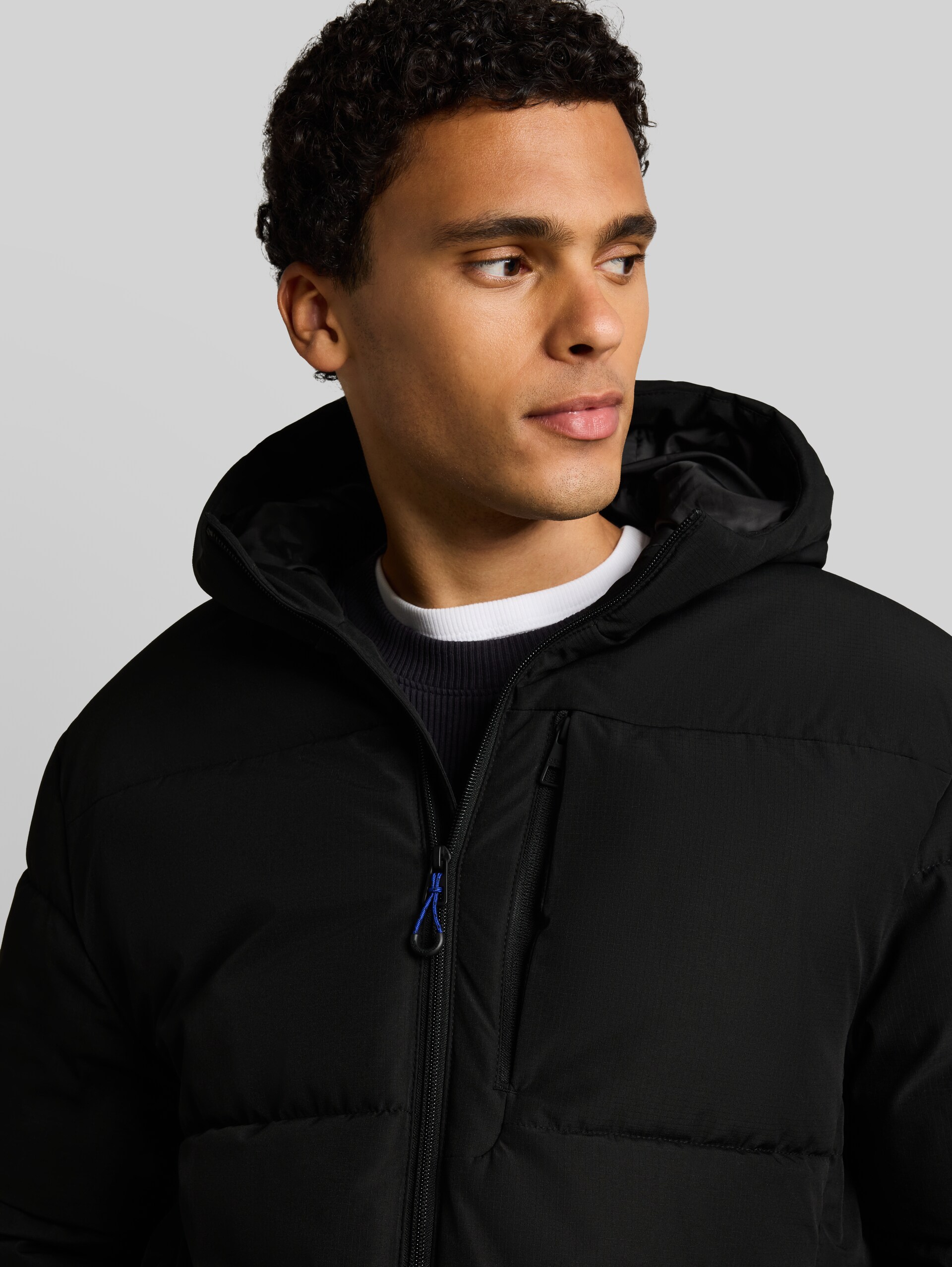 Relaxed Fit Puffer-Jacke mit Kapuze - Black - Detail-Model-Ansicht