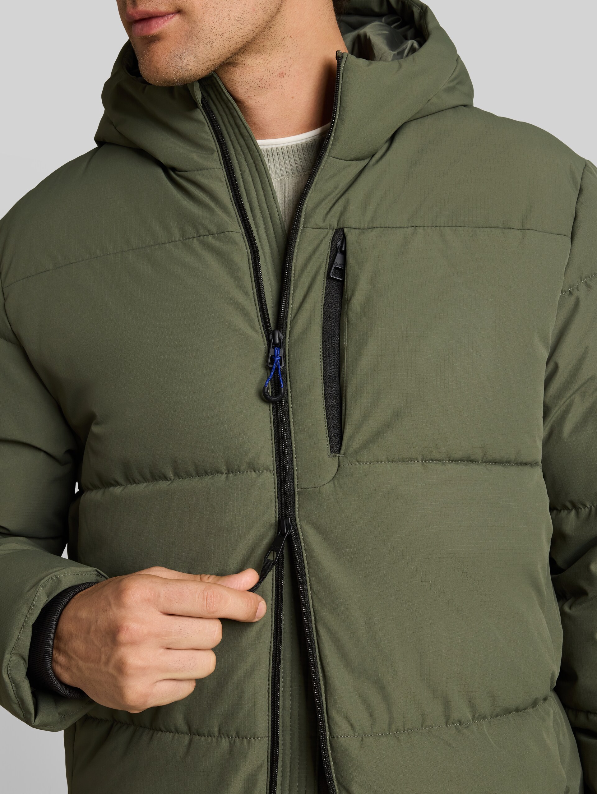 Relaxed Fit Puffer-Parka - urban olive green - Detail-Model-Ansicht