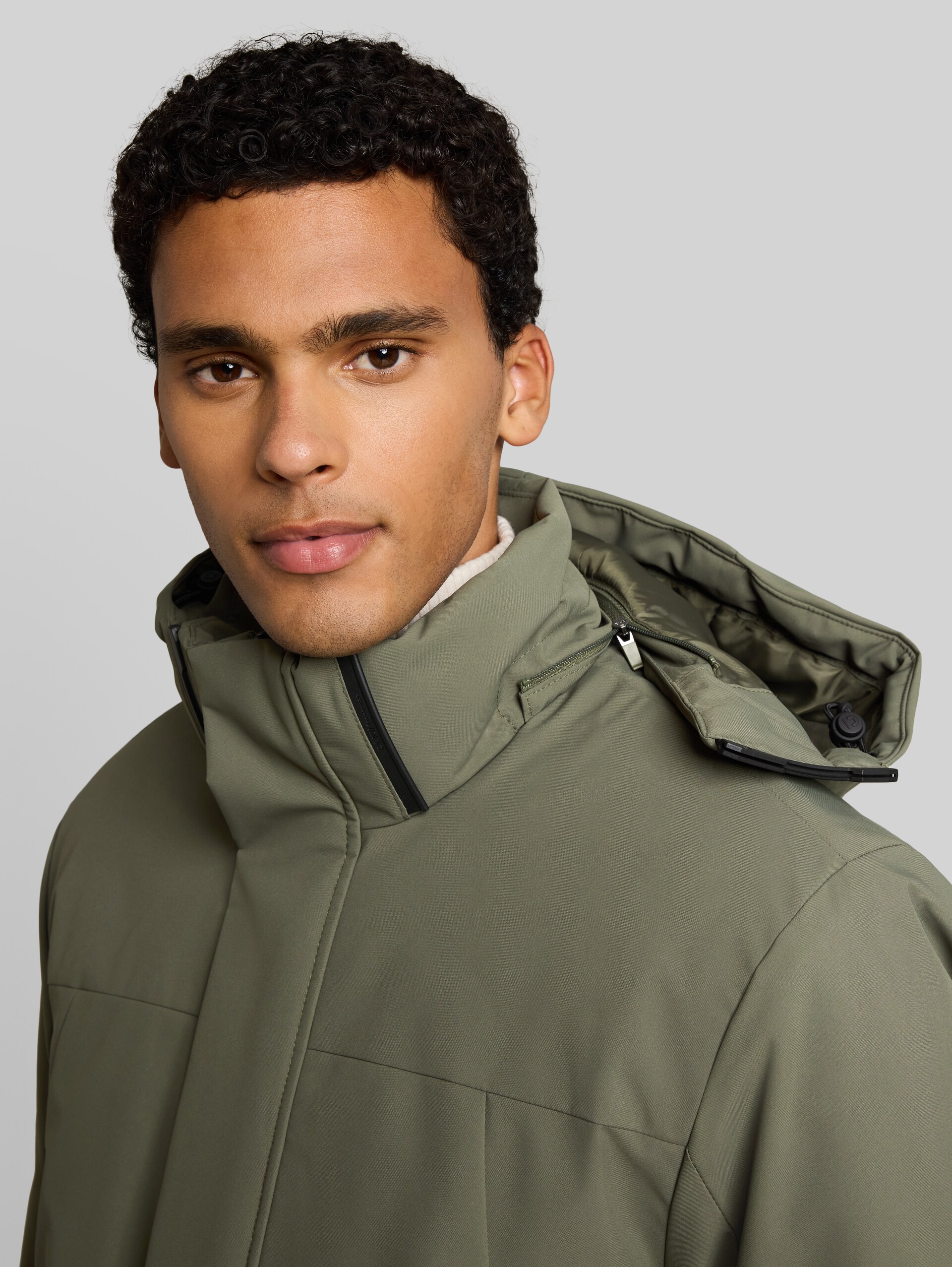 Parka met relaxte pasvorm en afneembare capuchon - urban olive green - Detailaanzicht model