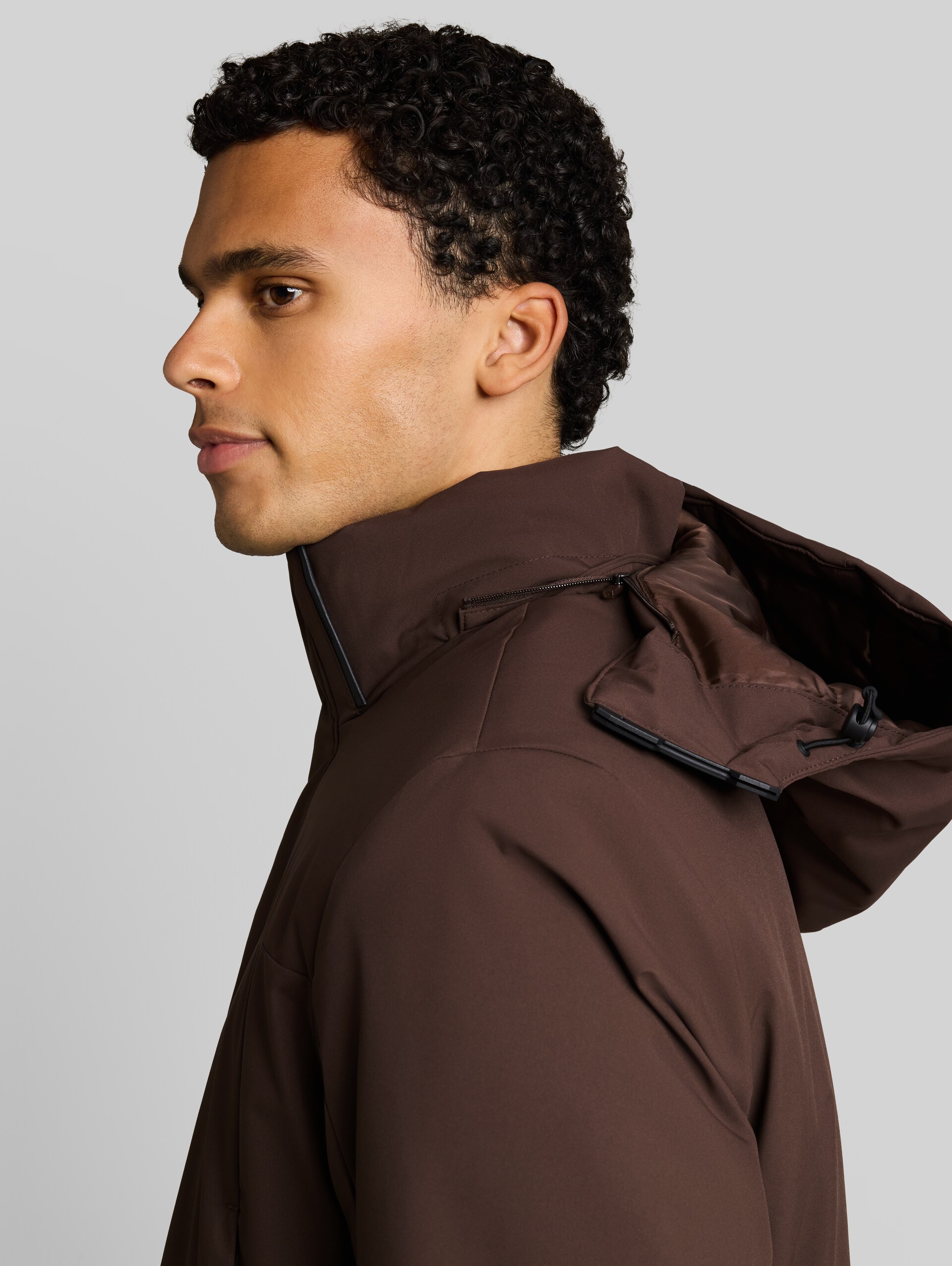 Parka met relaxte pasvorm en afneembare capuchon - cool dark brown - Detailaanzicht model