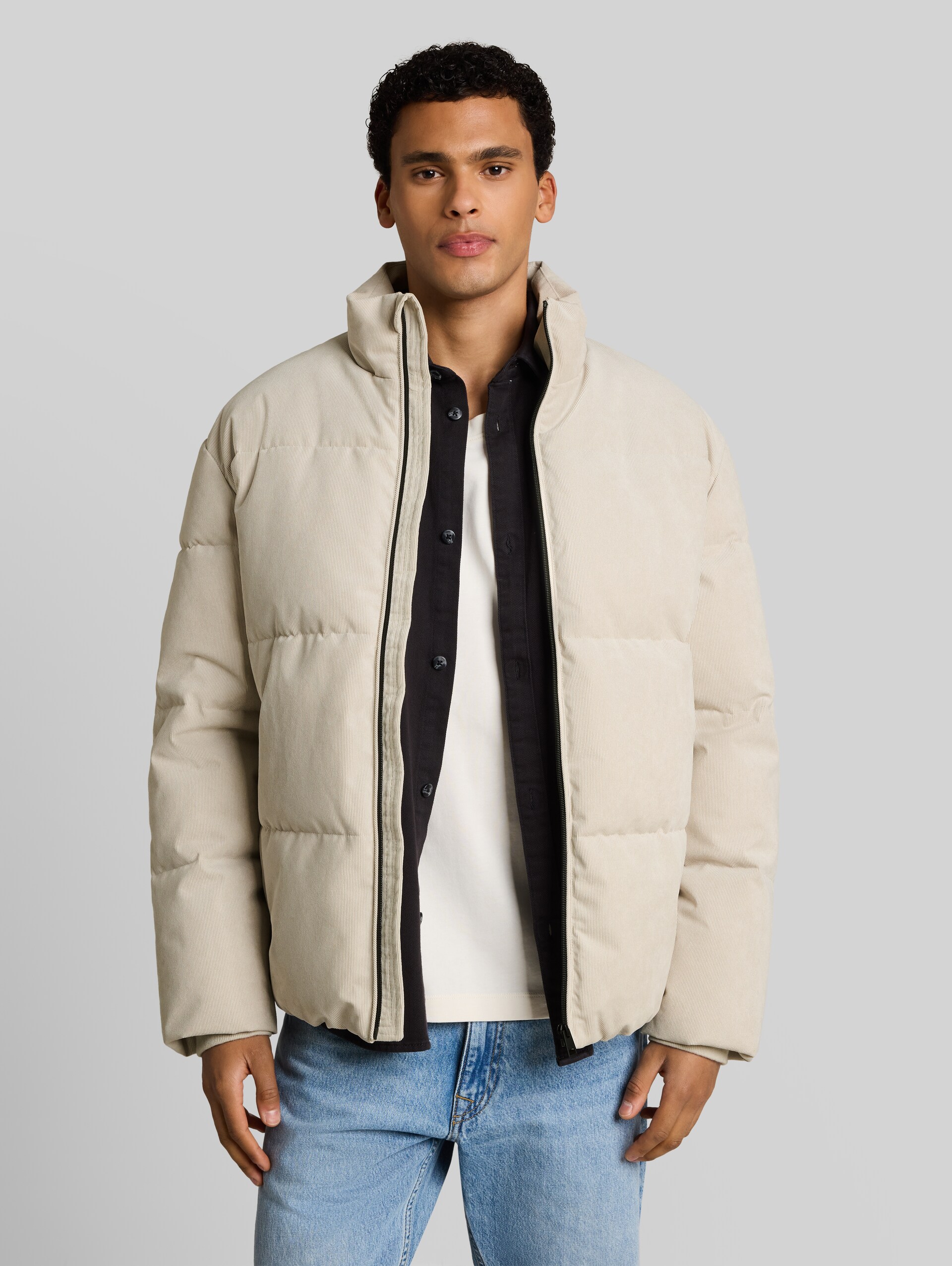 Veste matelassée en velours côtelé à la coupe décontractée - Dusty Beige - Vue de face du modèle