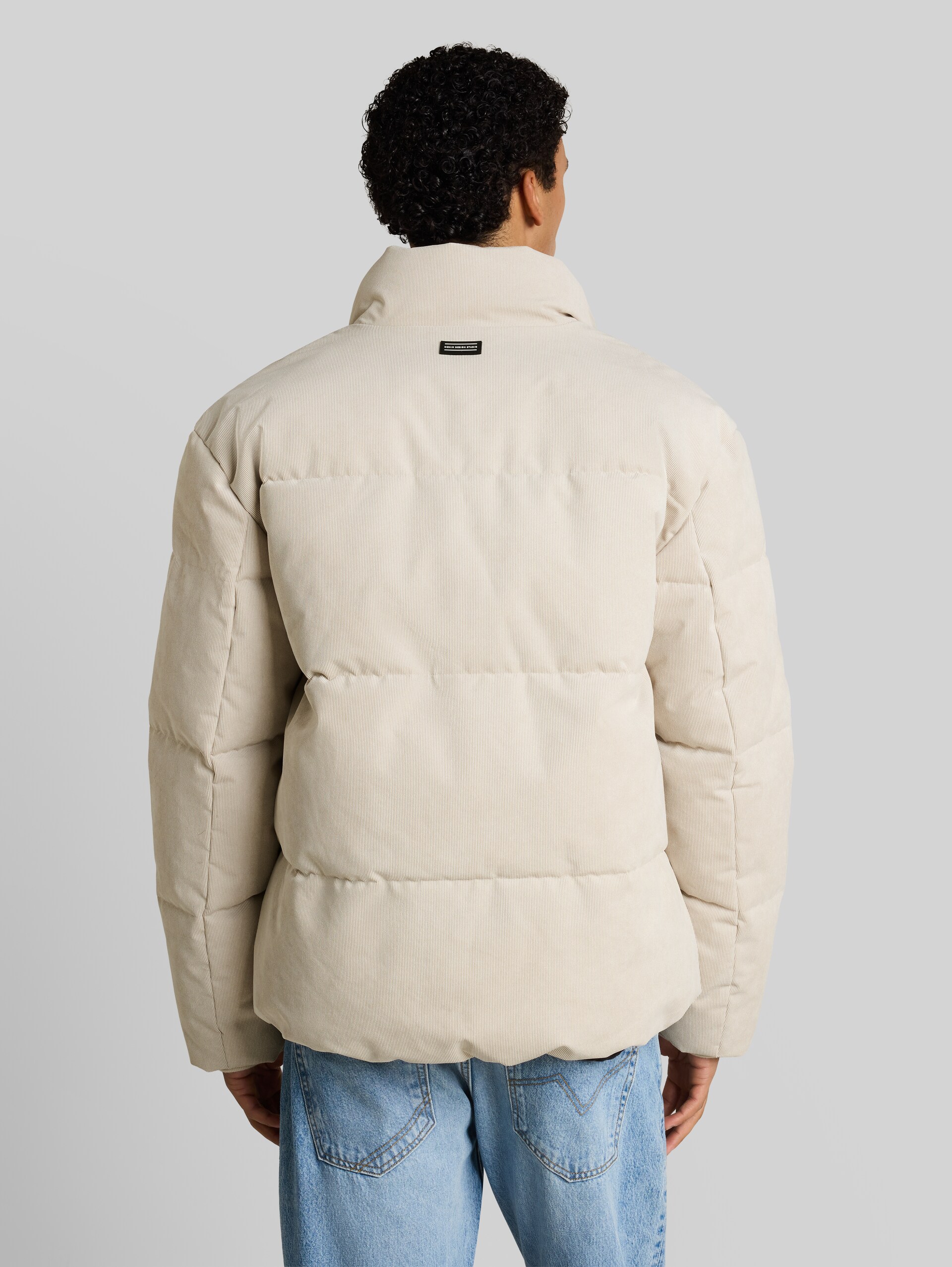 Veste matelassée en velours côtelé à la coupe décontractée - Dusty Beige - Vue arrière du modèle