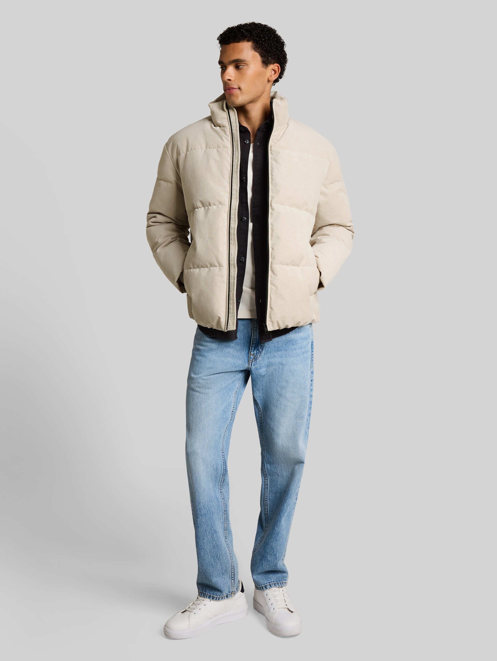 Veste matelassée en velours côtelé à la coupe décontractée - Dusty Beige - vue latérale du modèle