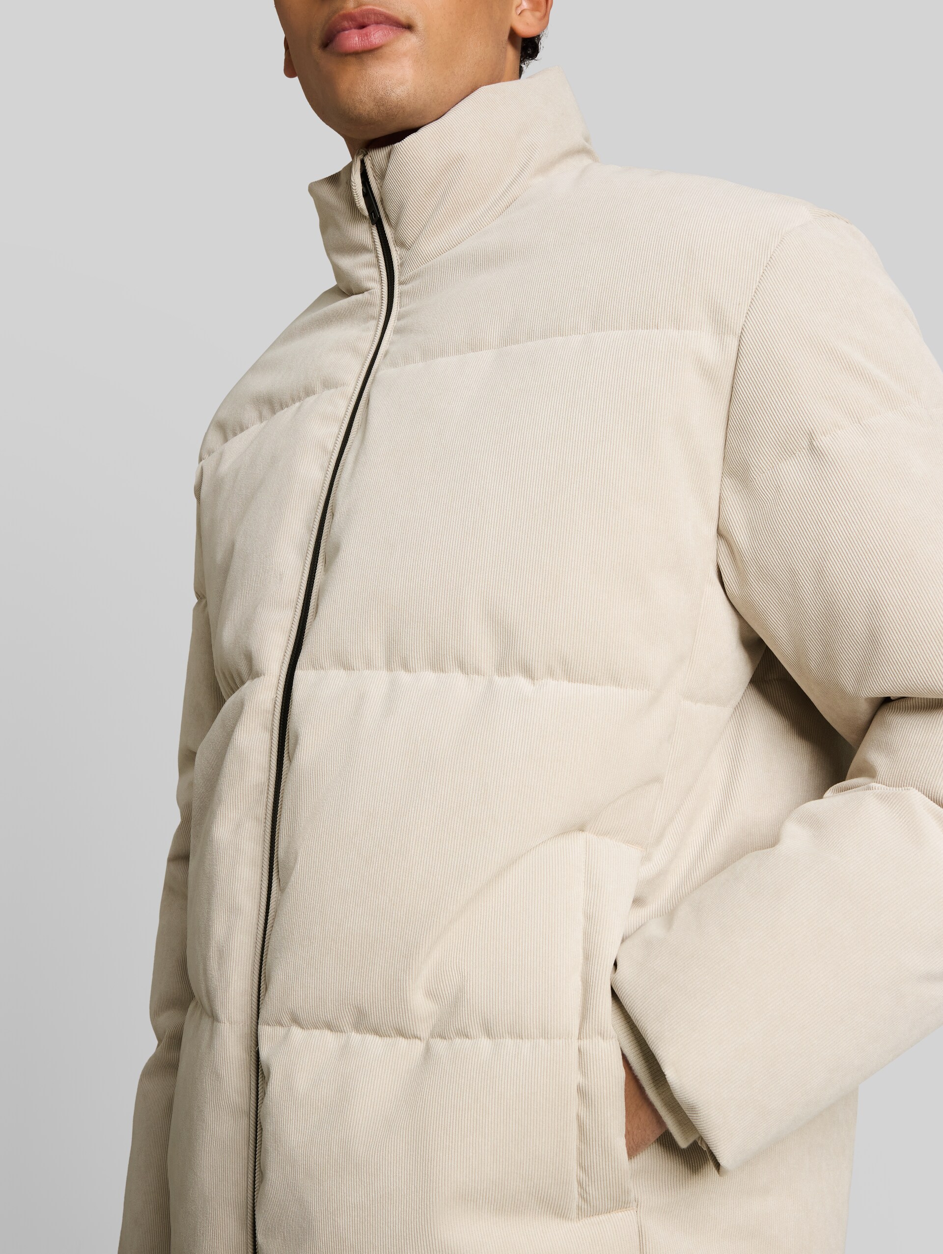 Veste matelassée en velours côtelé à la coupe décontractée - Dusty Beige - Vue détaillée du modèle