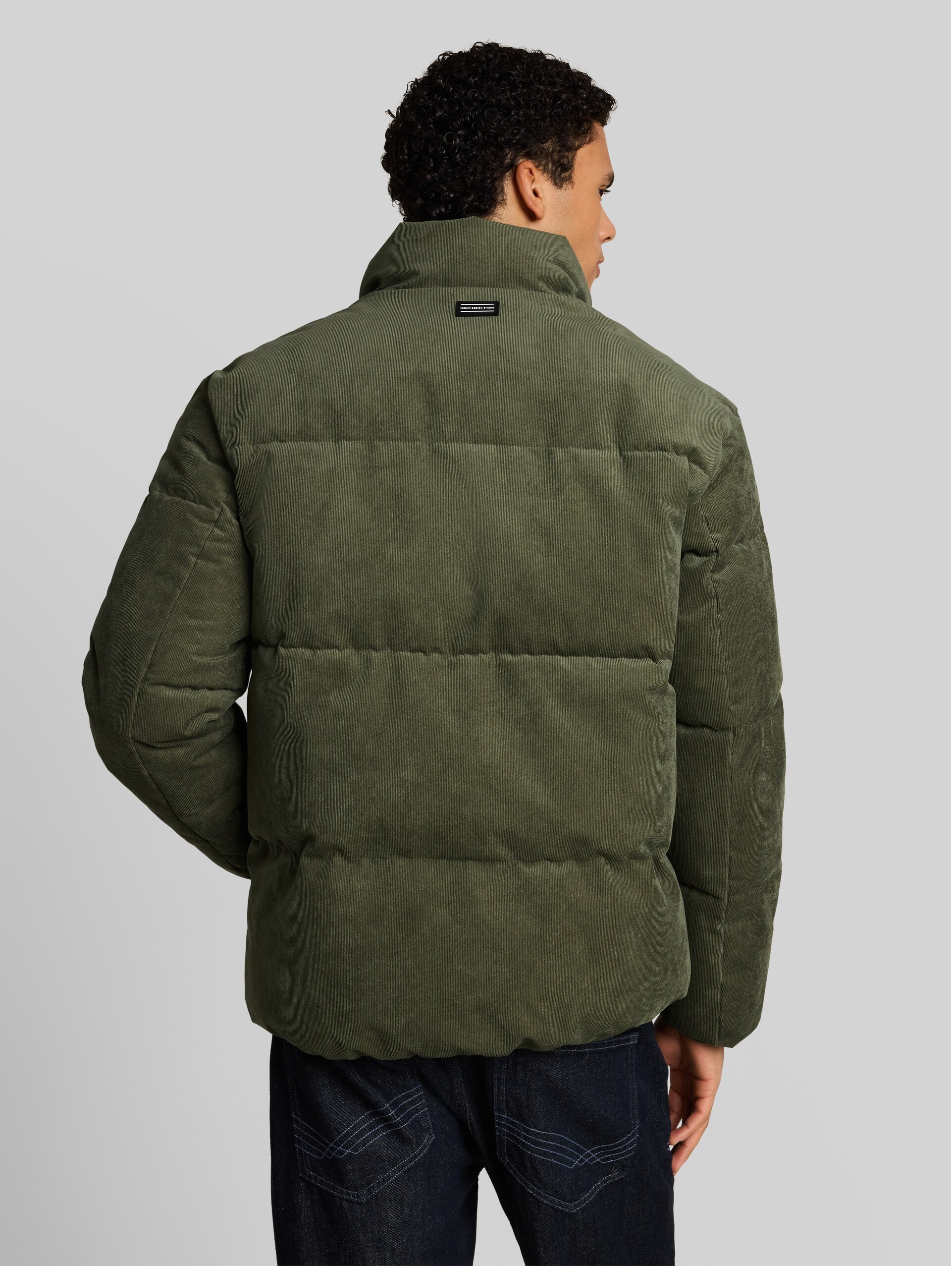Relaxed Fit Cord Pufferjacke - urban olive green - Model-Rückansicht