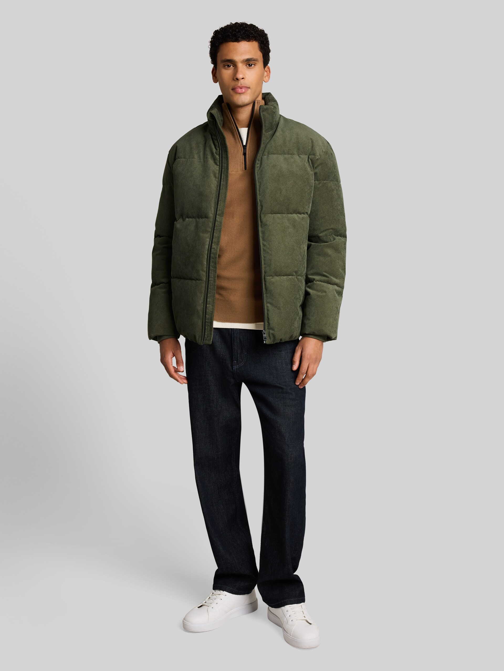 Relaxed Fit Cord Pufferjacke - urban olive green - seitliche Model-Ansicht