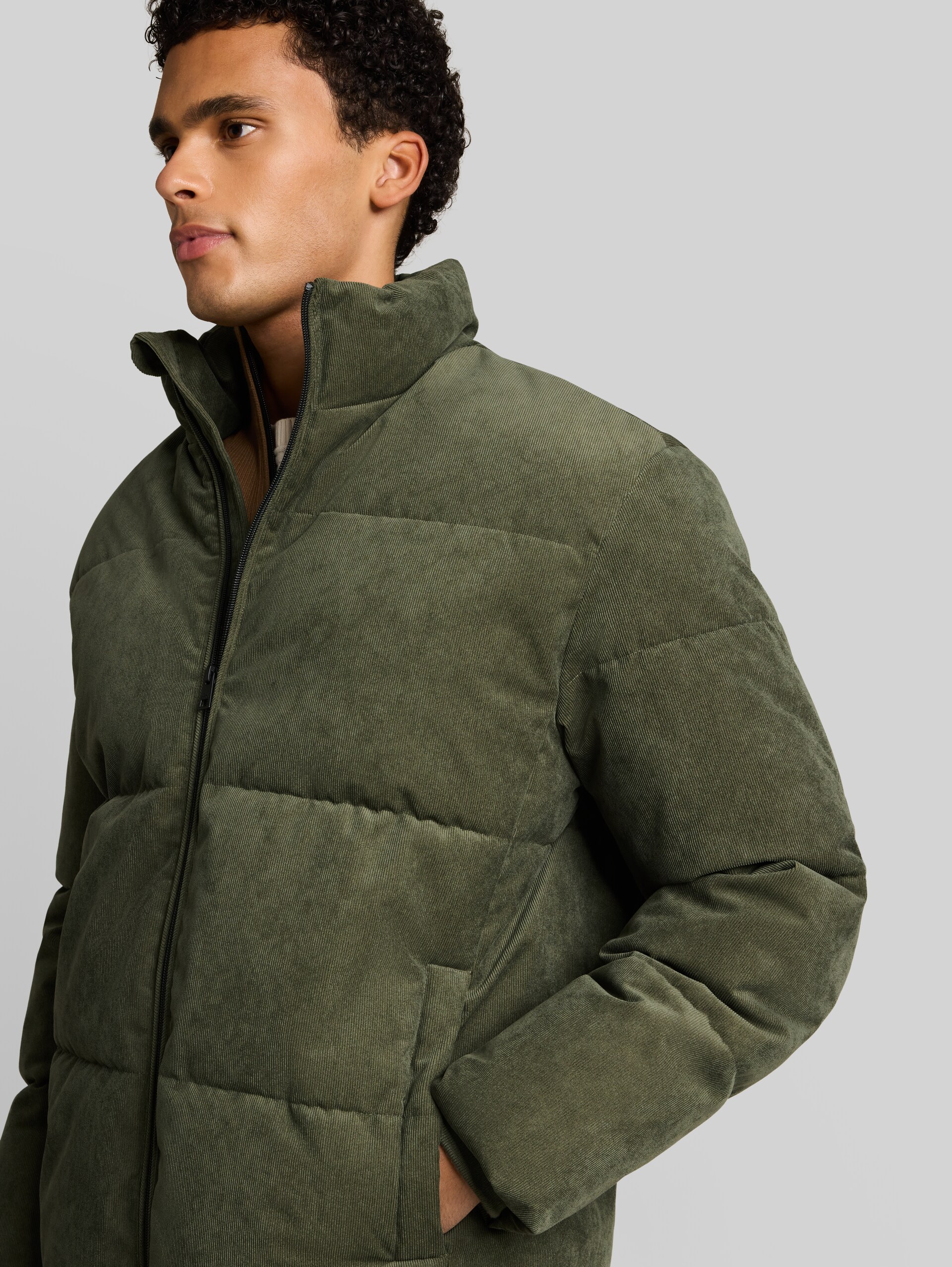 Relaxed Fit Cord Pufferjacke - urban olive green - Detail-Model-Ansicht