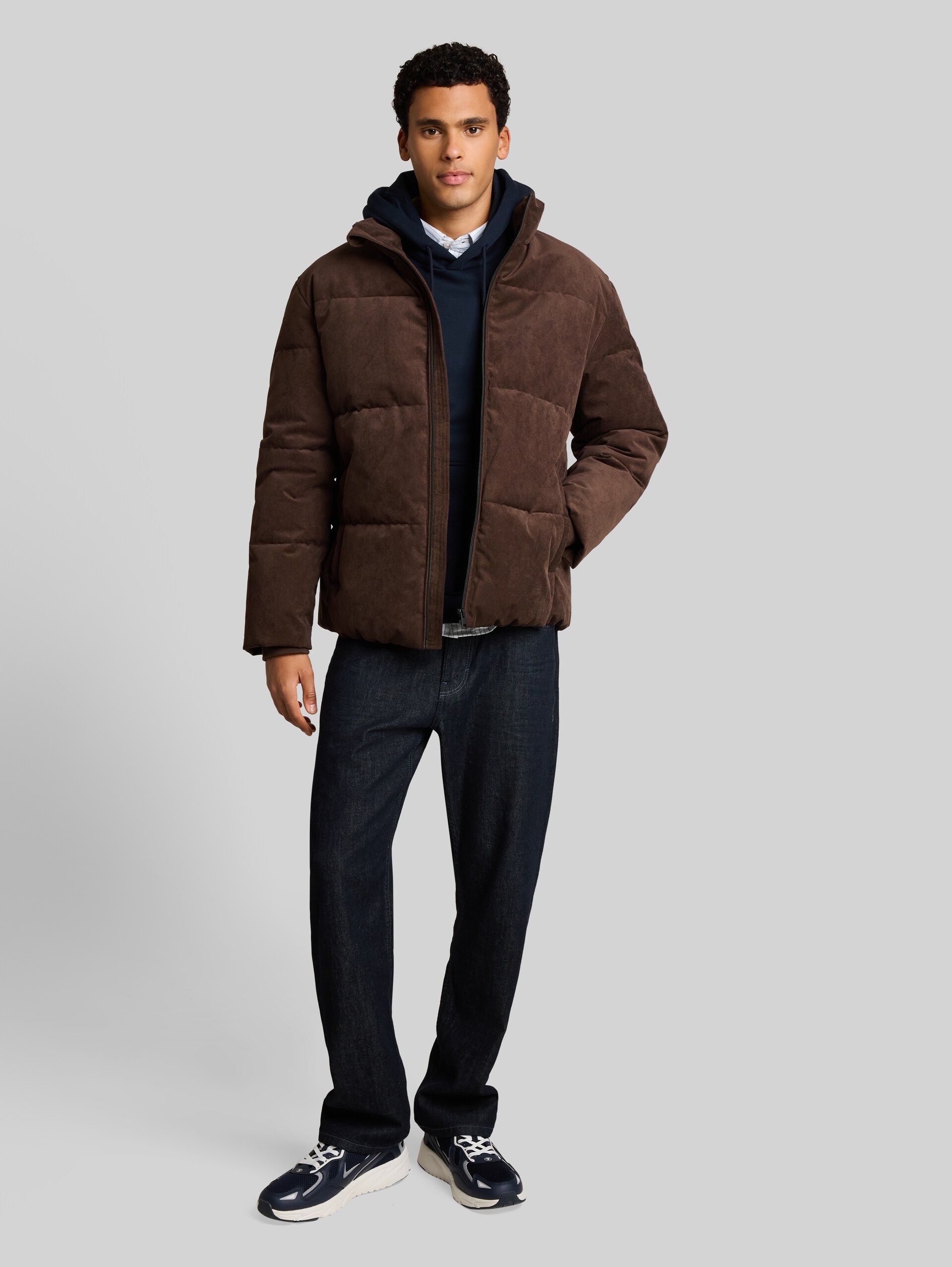 Veste matelassée en velours côtelé à la coupe décontractée - cool dark brown - vue latérale du modèle
