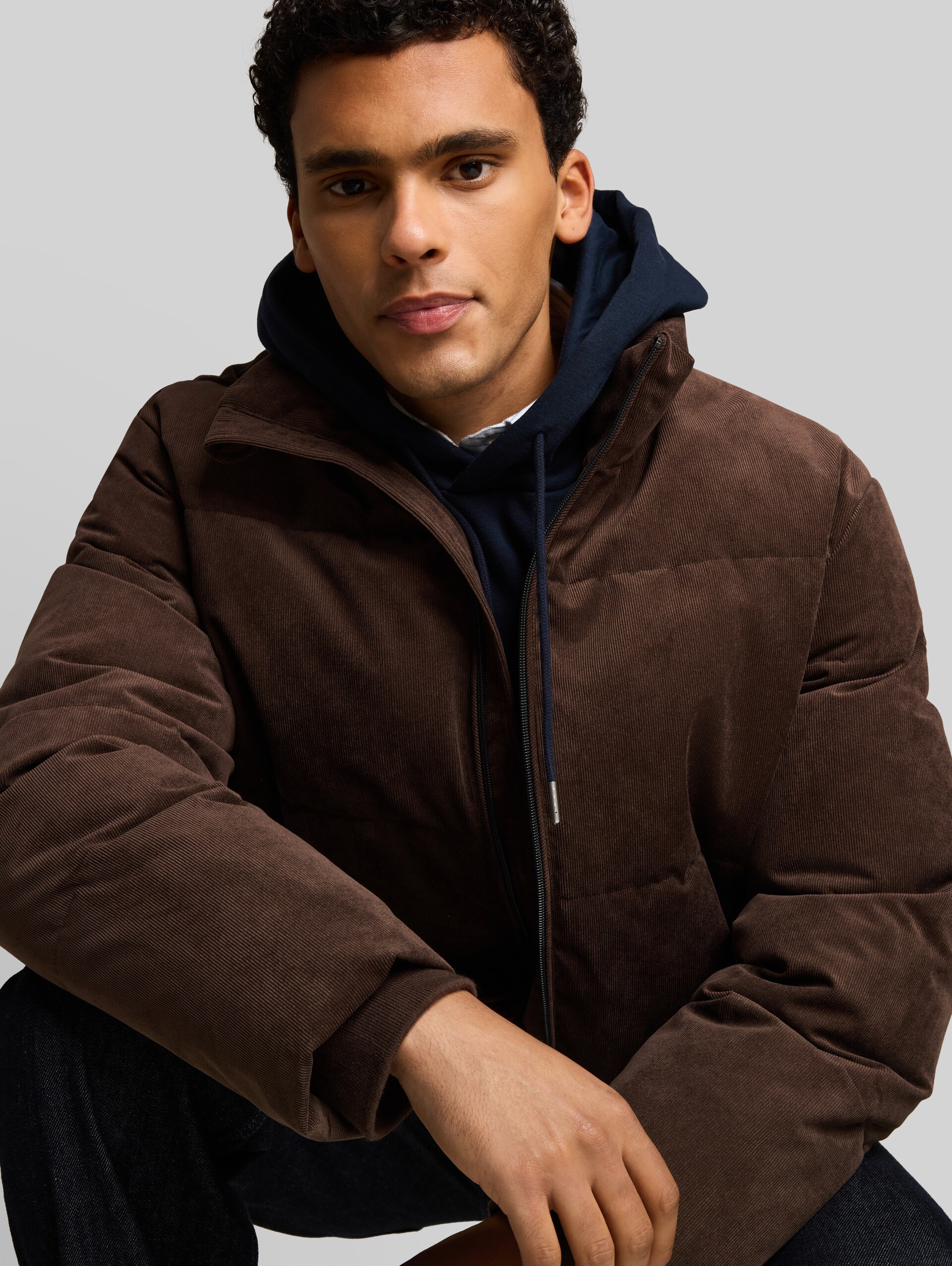 Veste matelassée en velours côtelé à la coupe décontractée - cool dark brown - Vue détaillée du modèle