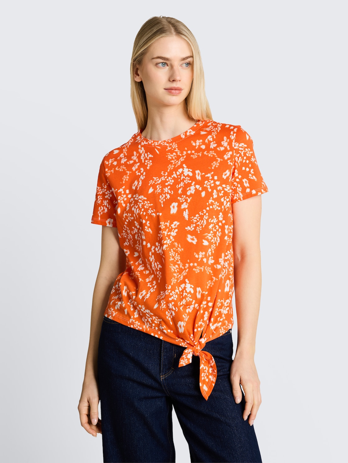 T-Shirt mit Knotendetail - red white flower print - Ausschnitt Model-Vorderansicht