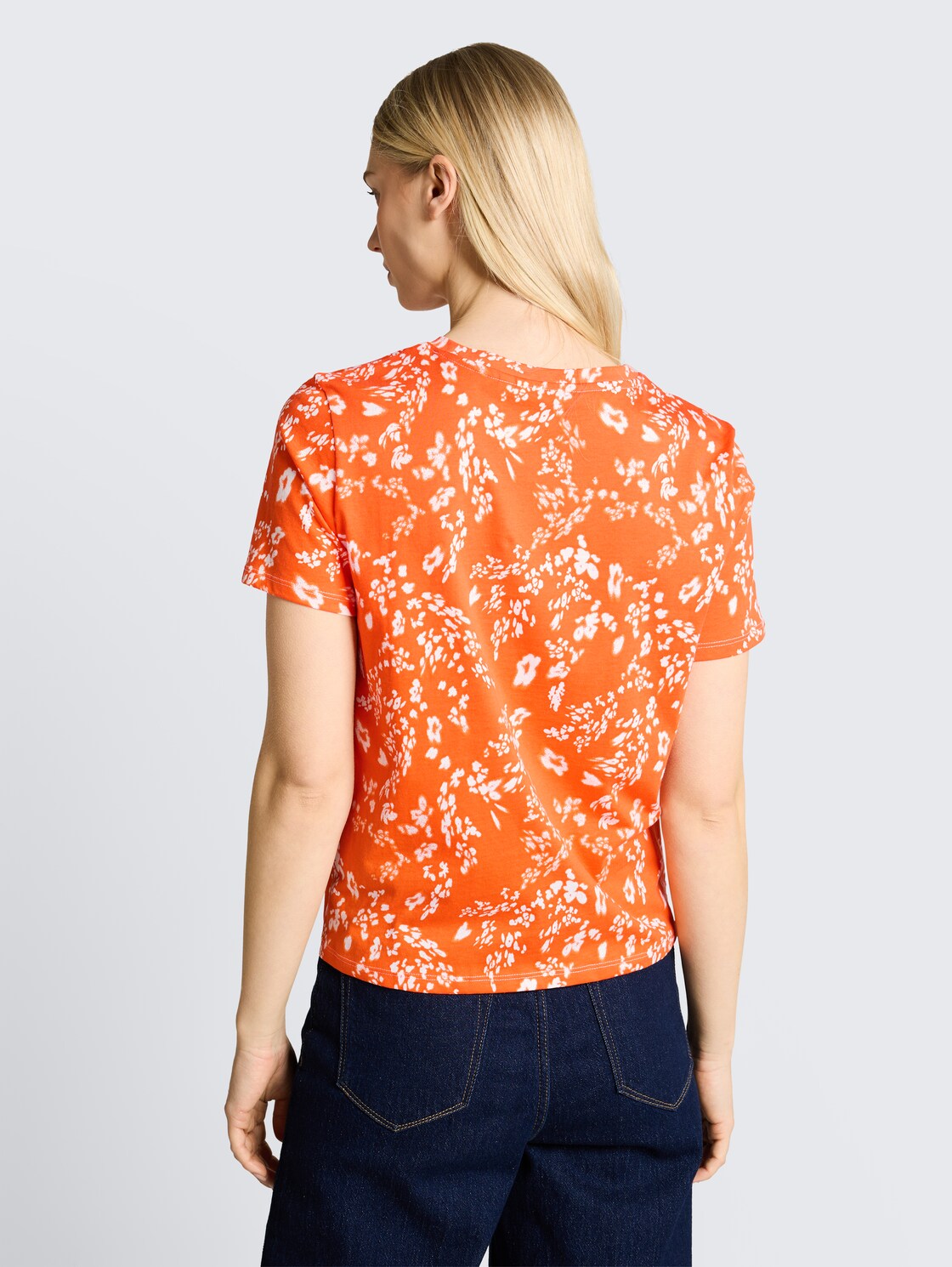 T-Shirt mit Knotendetail - red white flower print - Auschnitt Model-Rückansicht