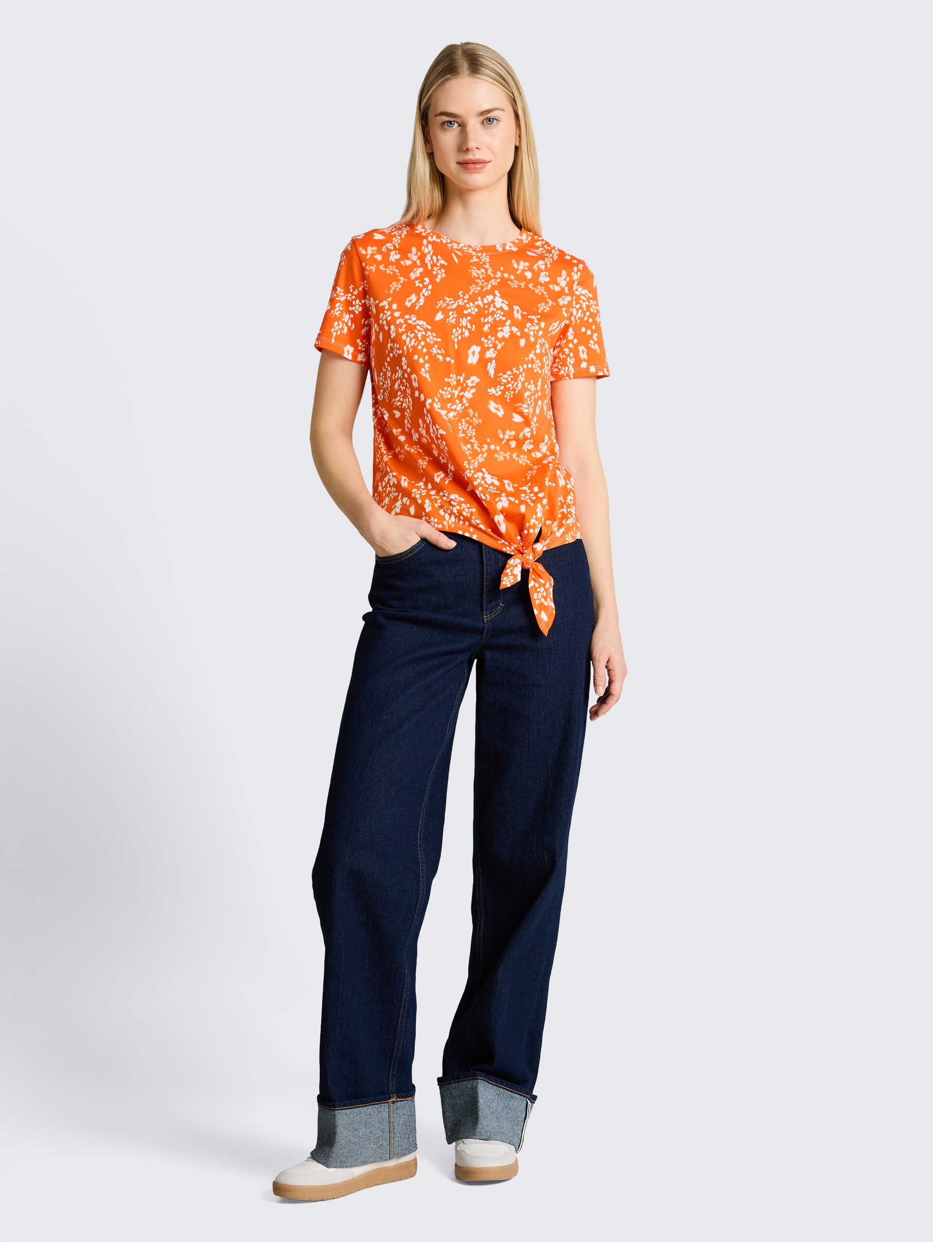 T-Shirt mit Knotendetail - red white flower print - Model-Vorderansicht