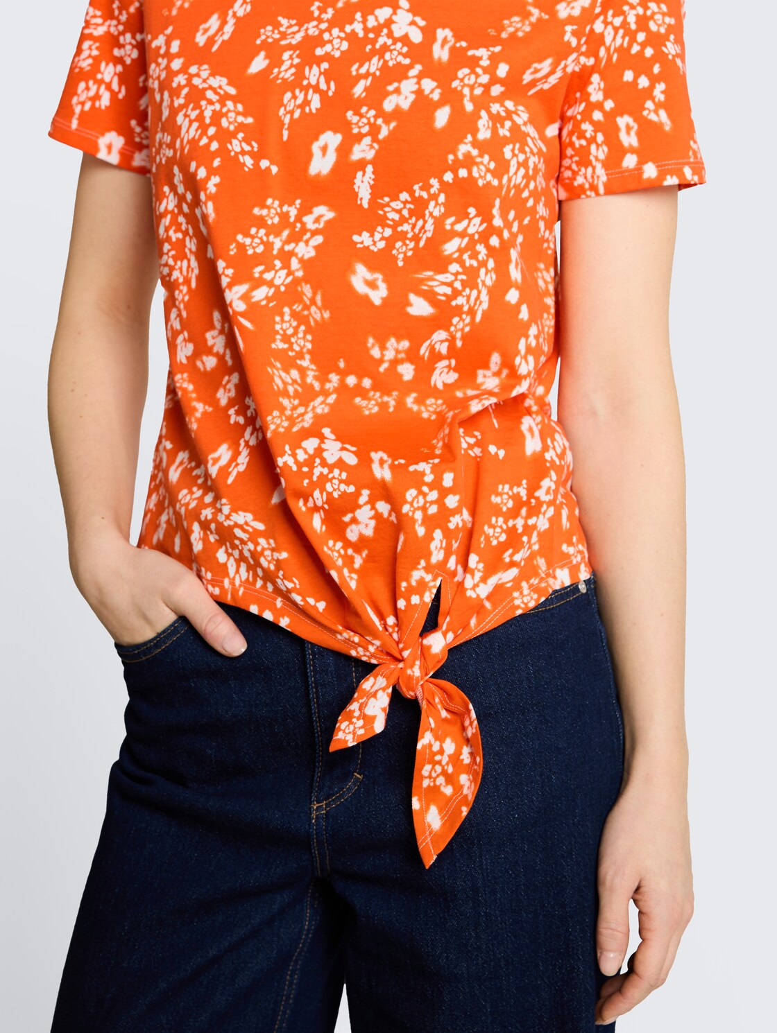 T-Shirt mit Knotendetail - red white flower print - Detail-Model-Ansicht