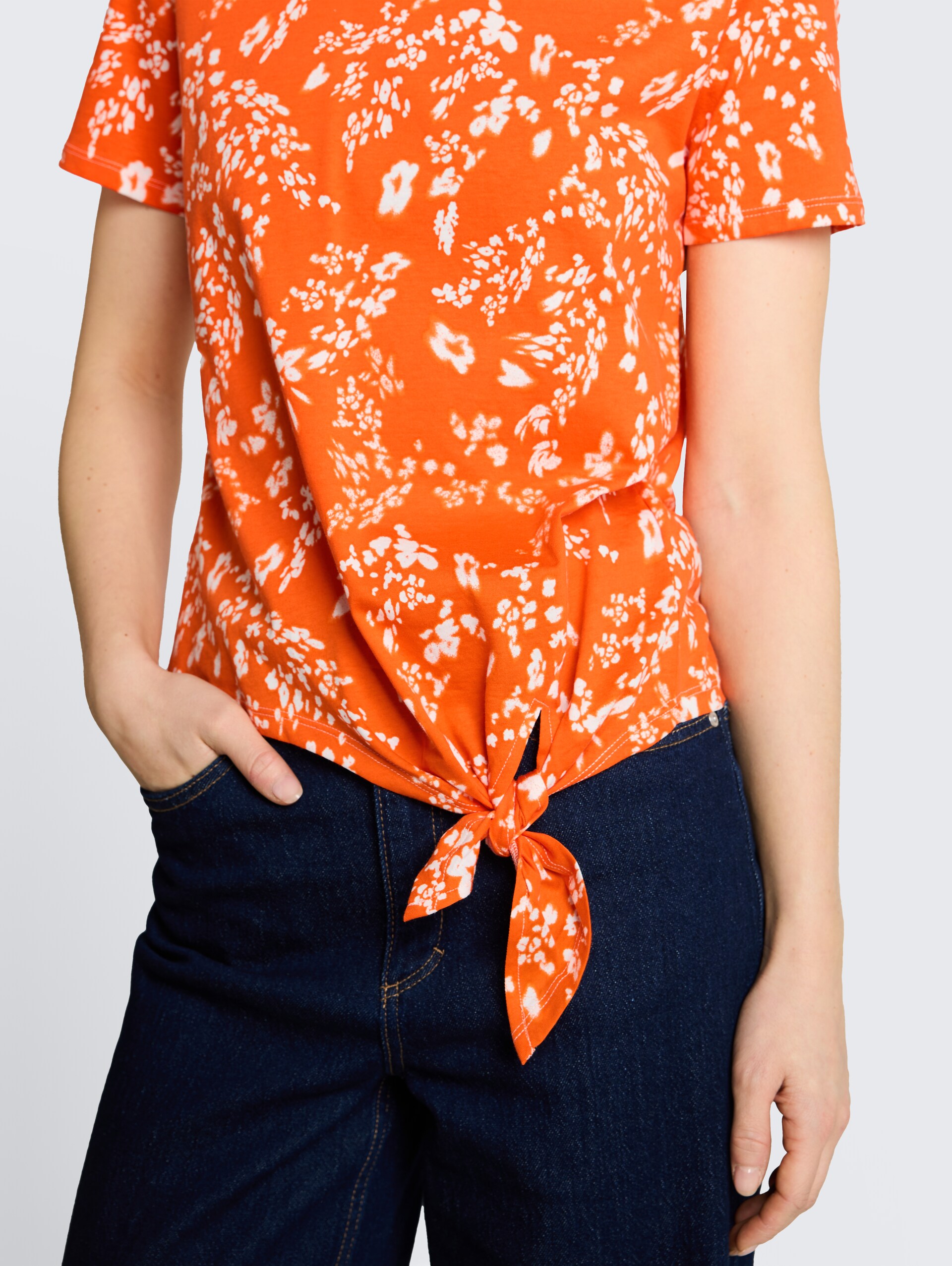 T-Shirt mit Knotendetail - red white flower print - Detail-Model-Ansicht