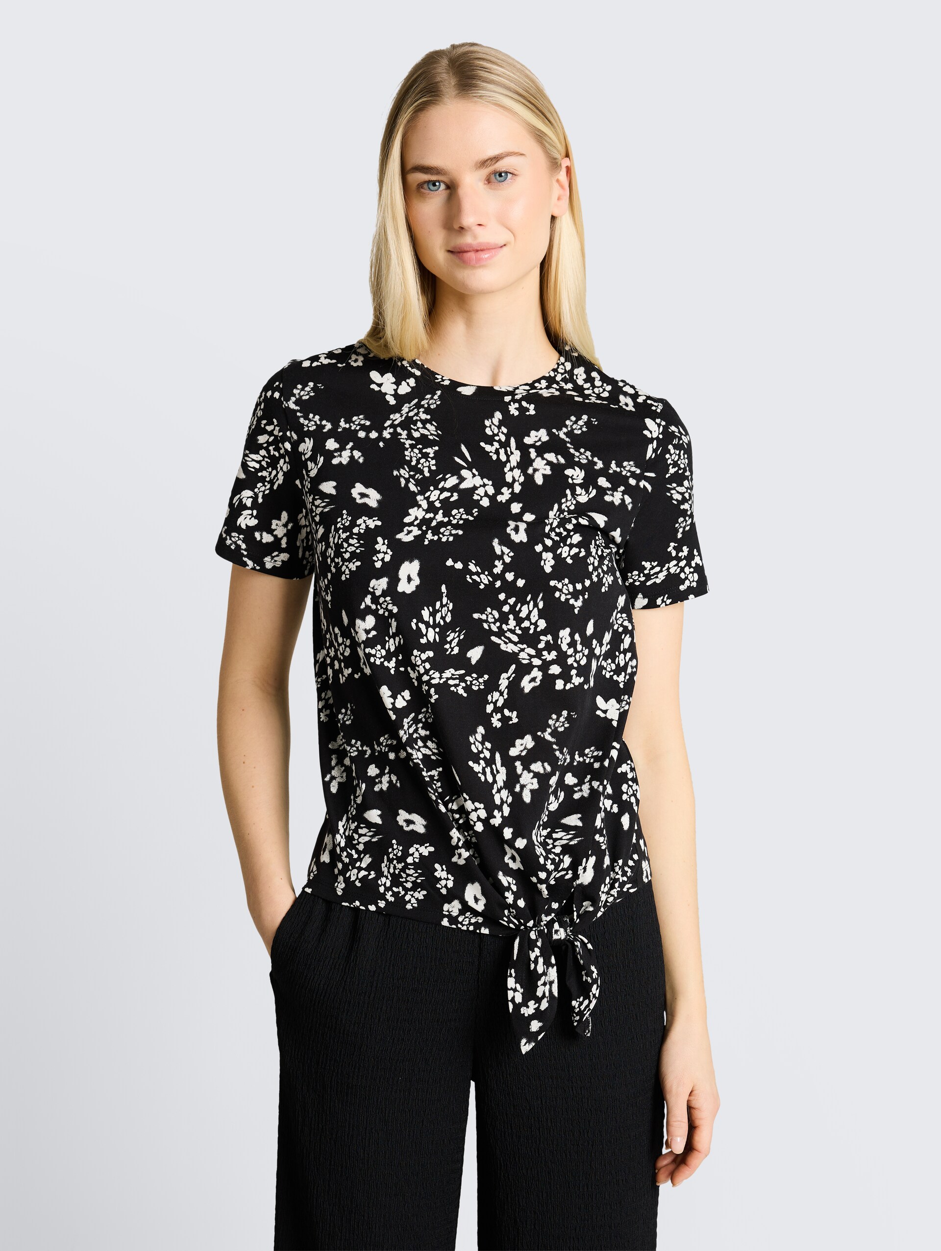T-Shirt mit Knotendetail - black white flower print - Ausschnitt Model-Vorderansicht