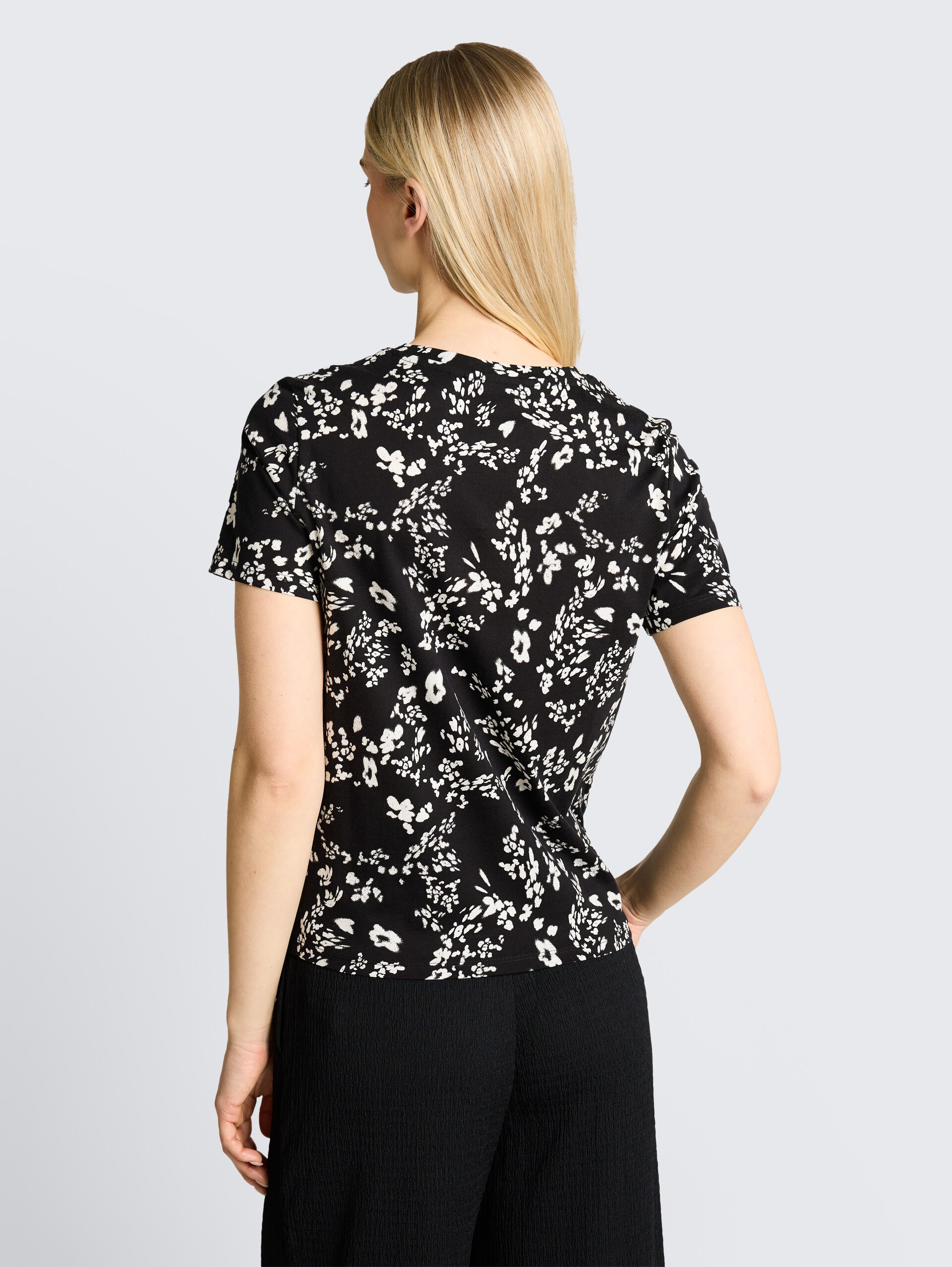 T-Shirt mit Knotendetail - black white flower print - Auschnitt Model-Rückansicht