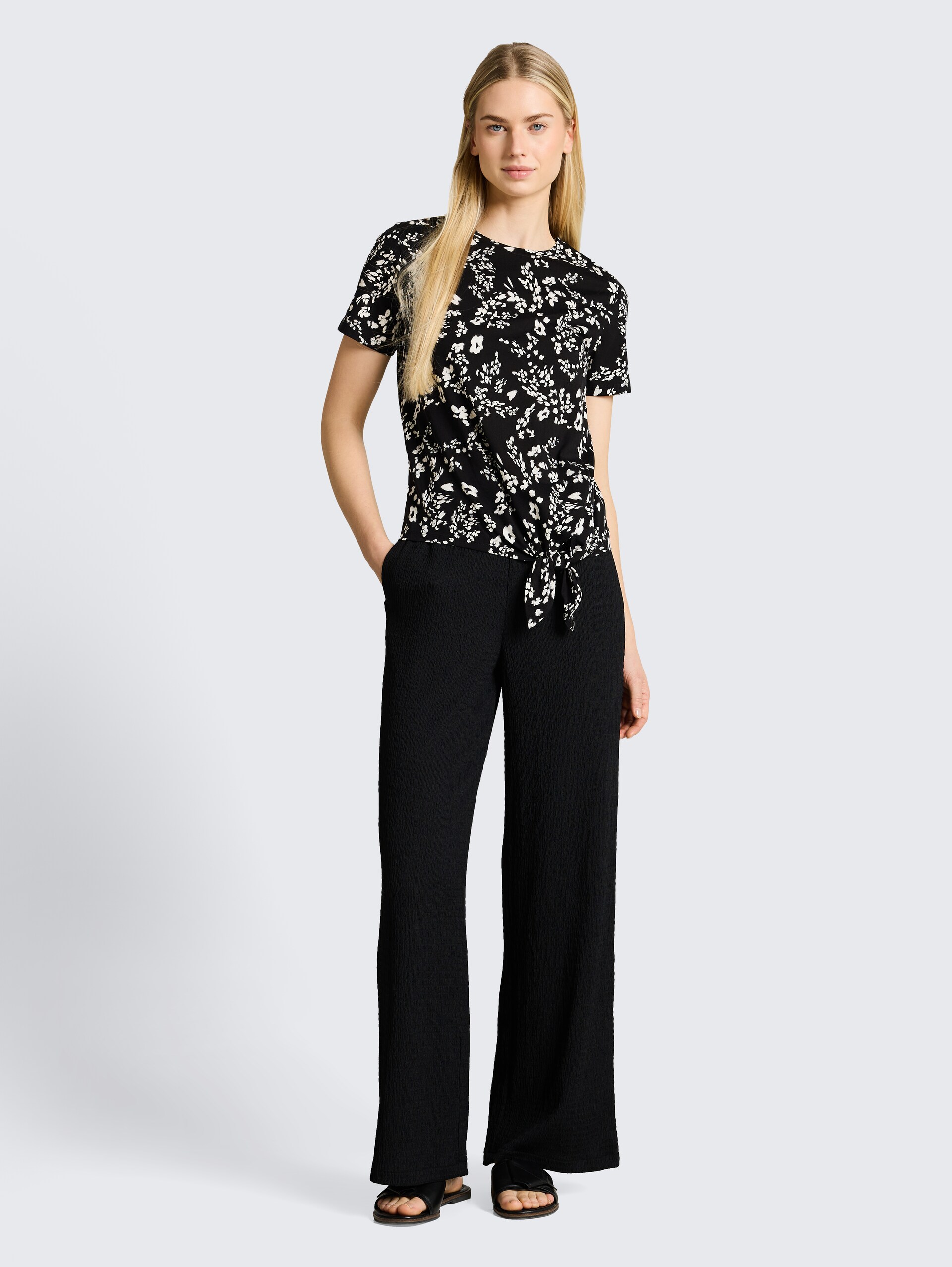 T-Shirt mit Knotendetail - black white flower print - Model-Vorderansicht