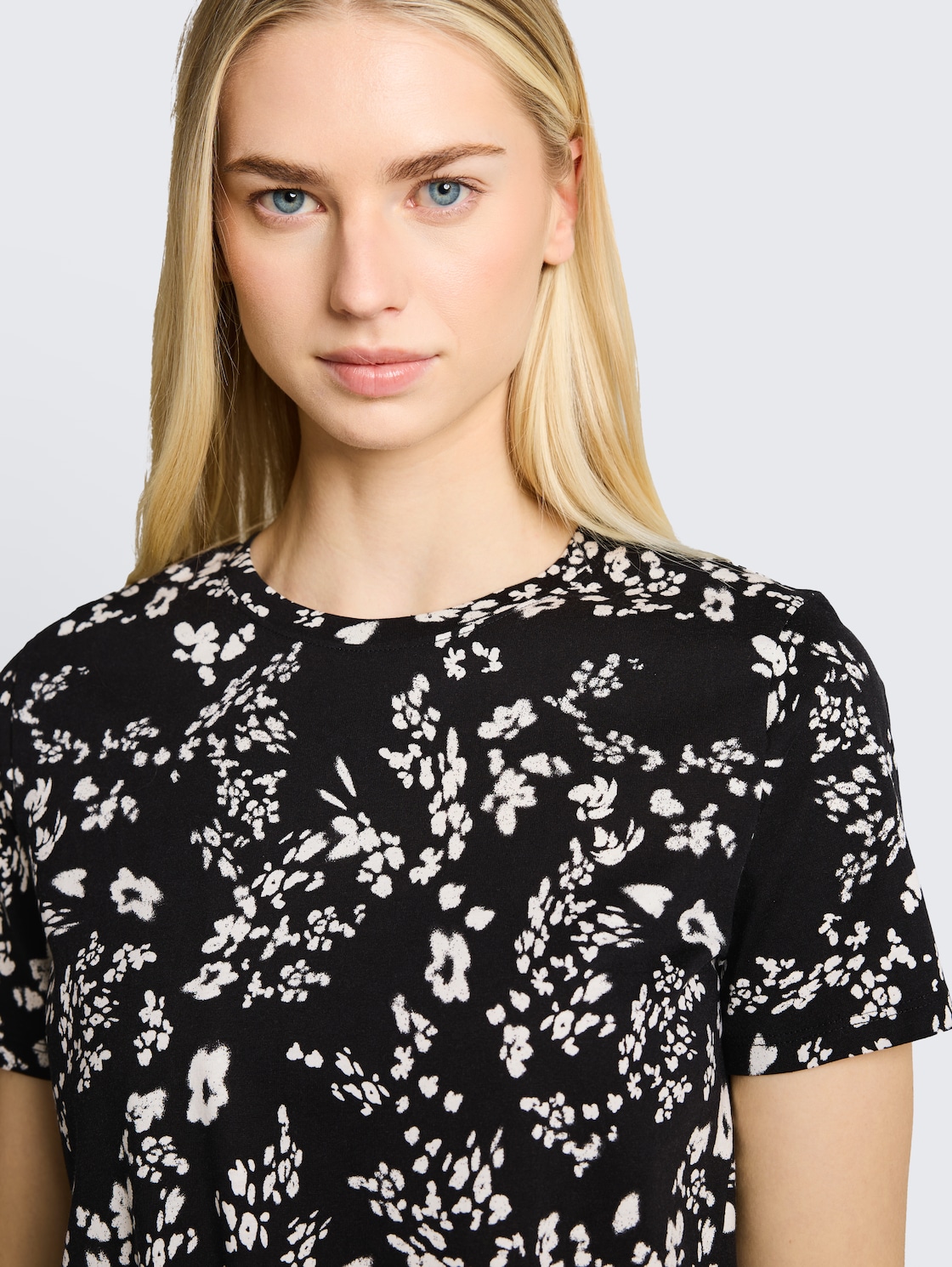 T-Shirt mit Knotendetail - black white flower print - Detail-Model-Ansicht