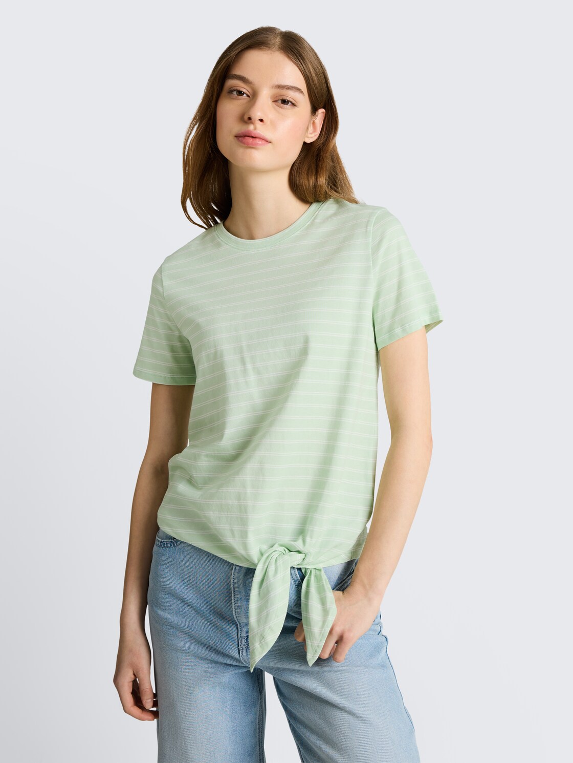T-Shirt mit Knotendetail - matcha green irregular stripe - Ausschnitt Model-Vorderansicht