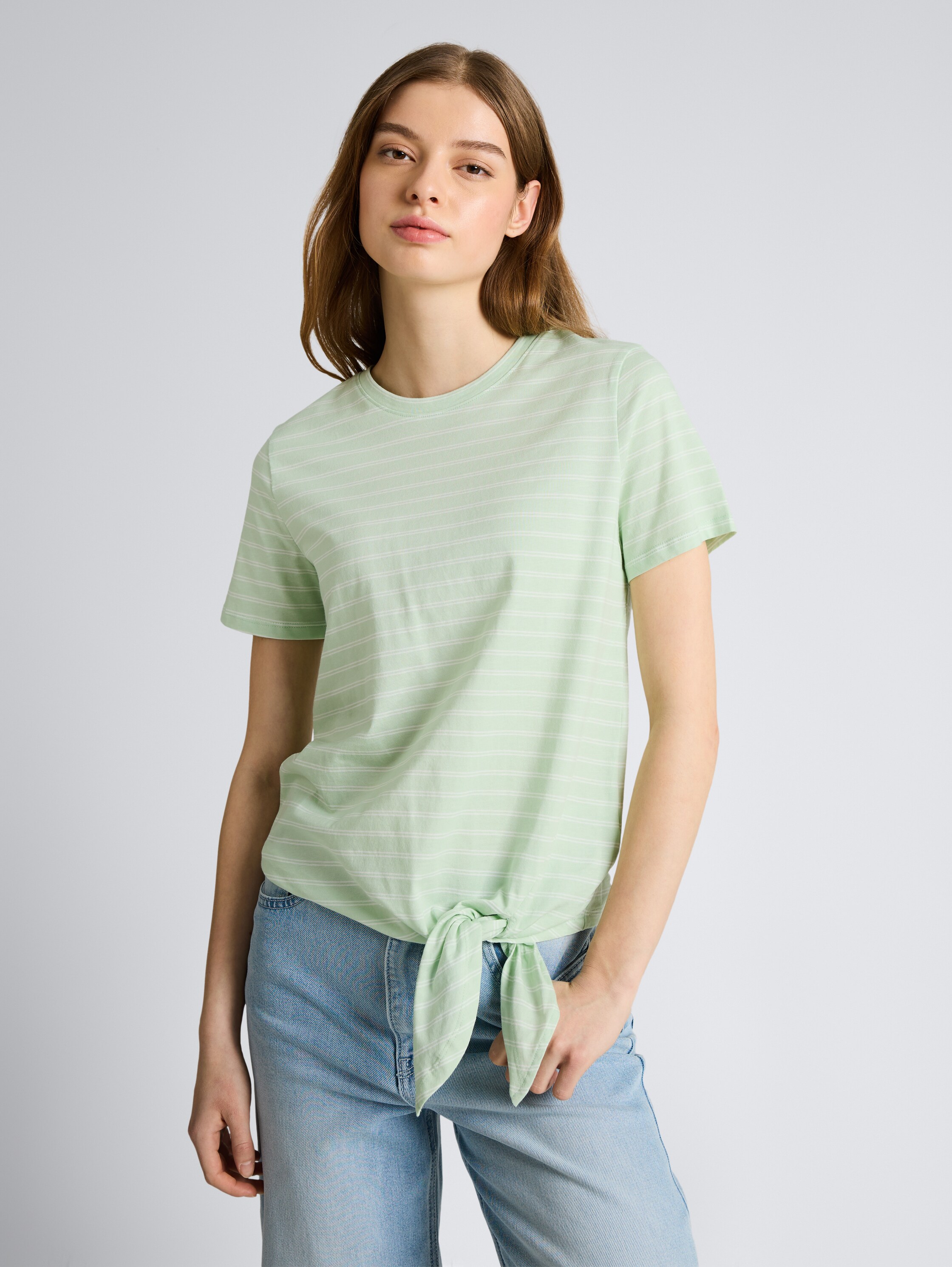 T-Shirt mit Knotendetail - matcha green irregular stripe - Ausschnitt Model-Vorderansicht