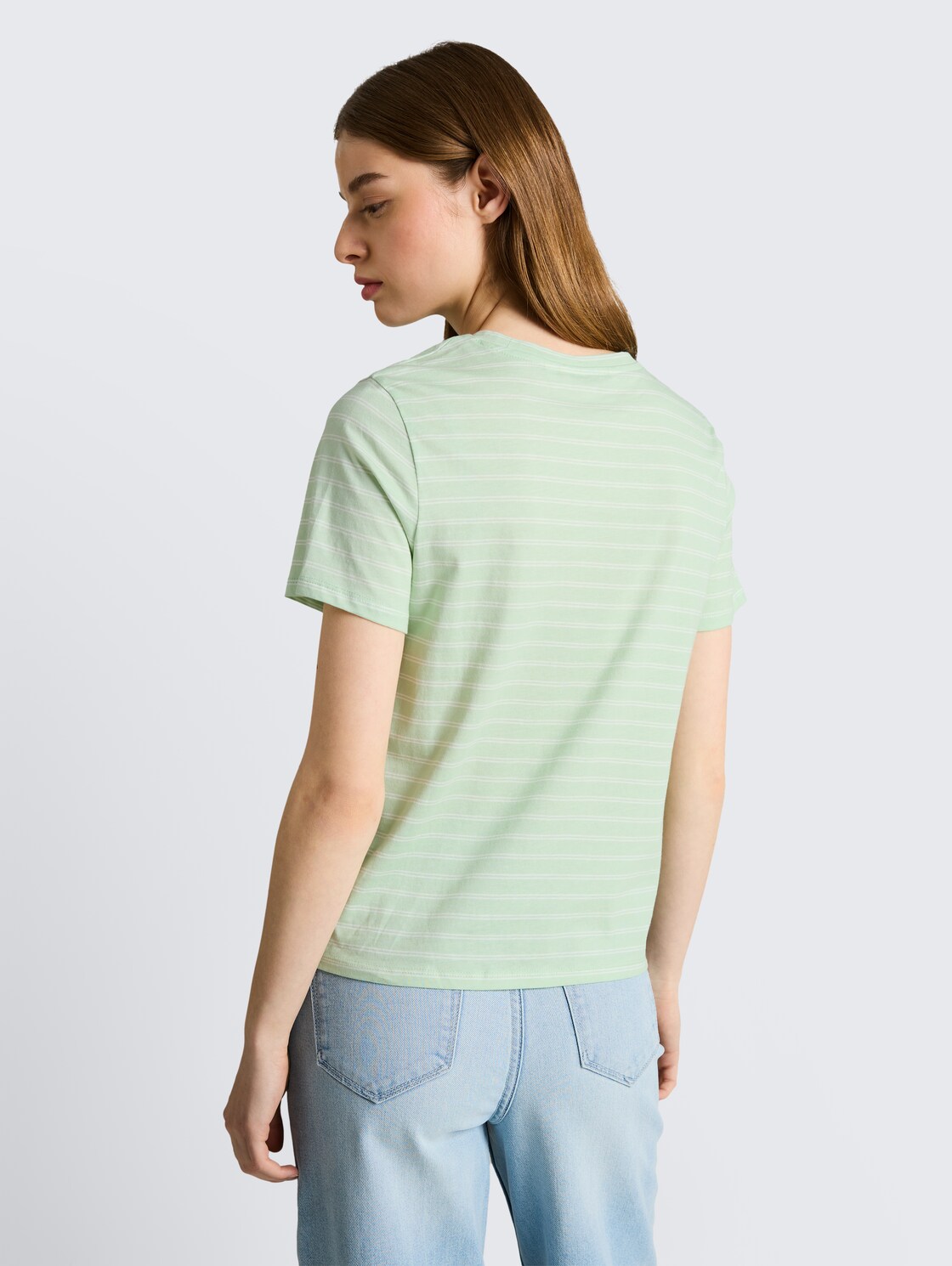 T-Shirt mit Knotendetail - matcha green irregular stripe - Auschnitt Model-Rückansicht