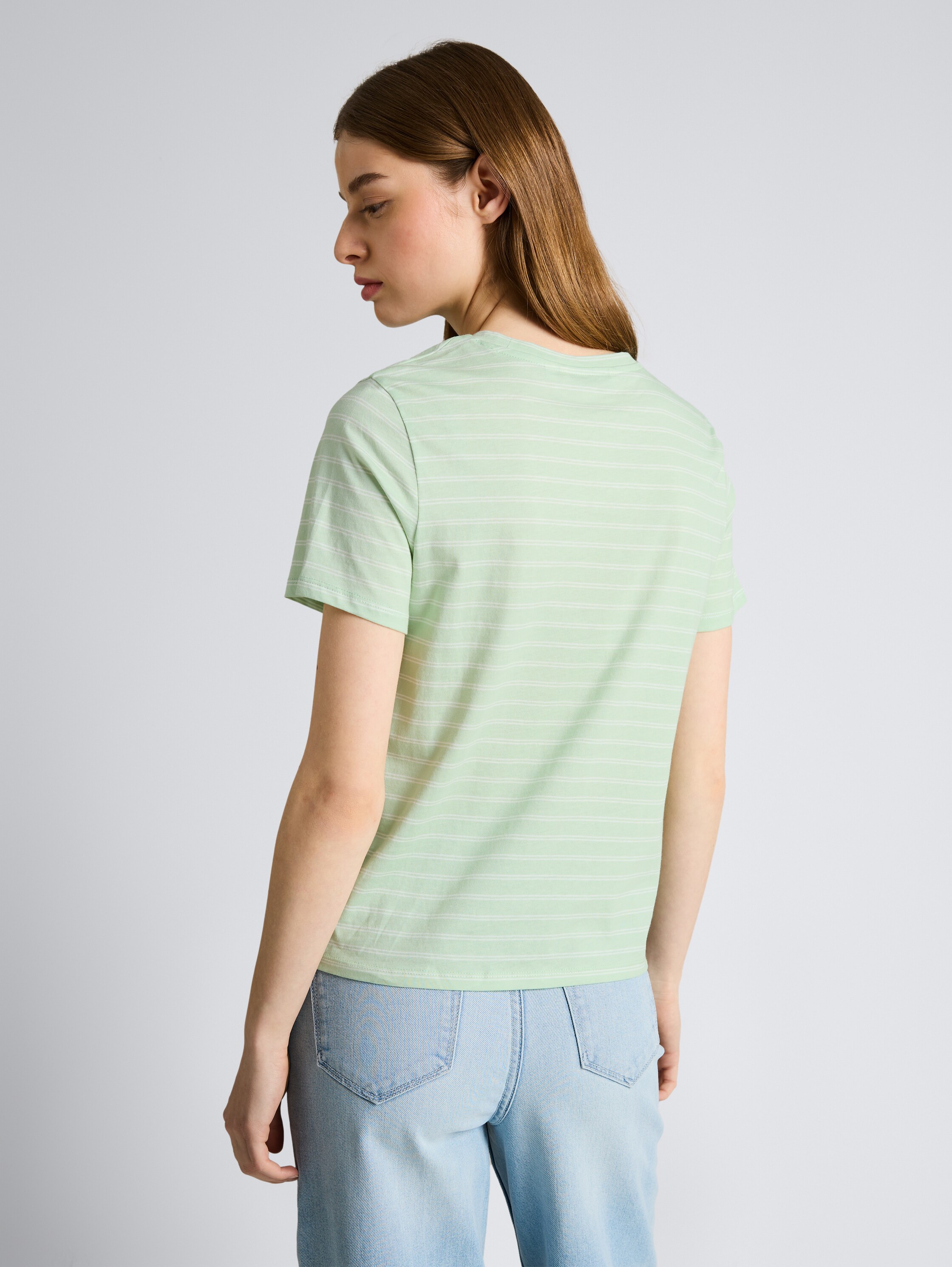 T-Shirt mit Knotendetail - matcha green irregular stripe - Auschnitt Model-Rückansicht