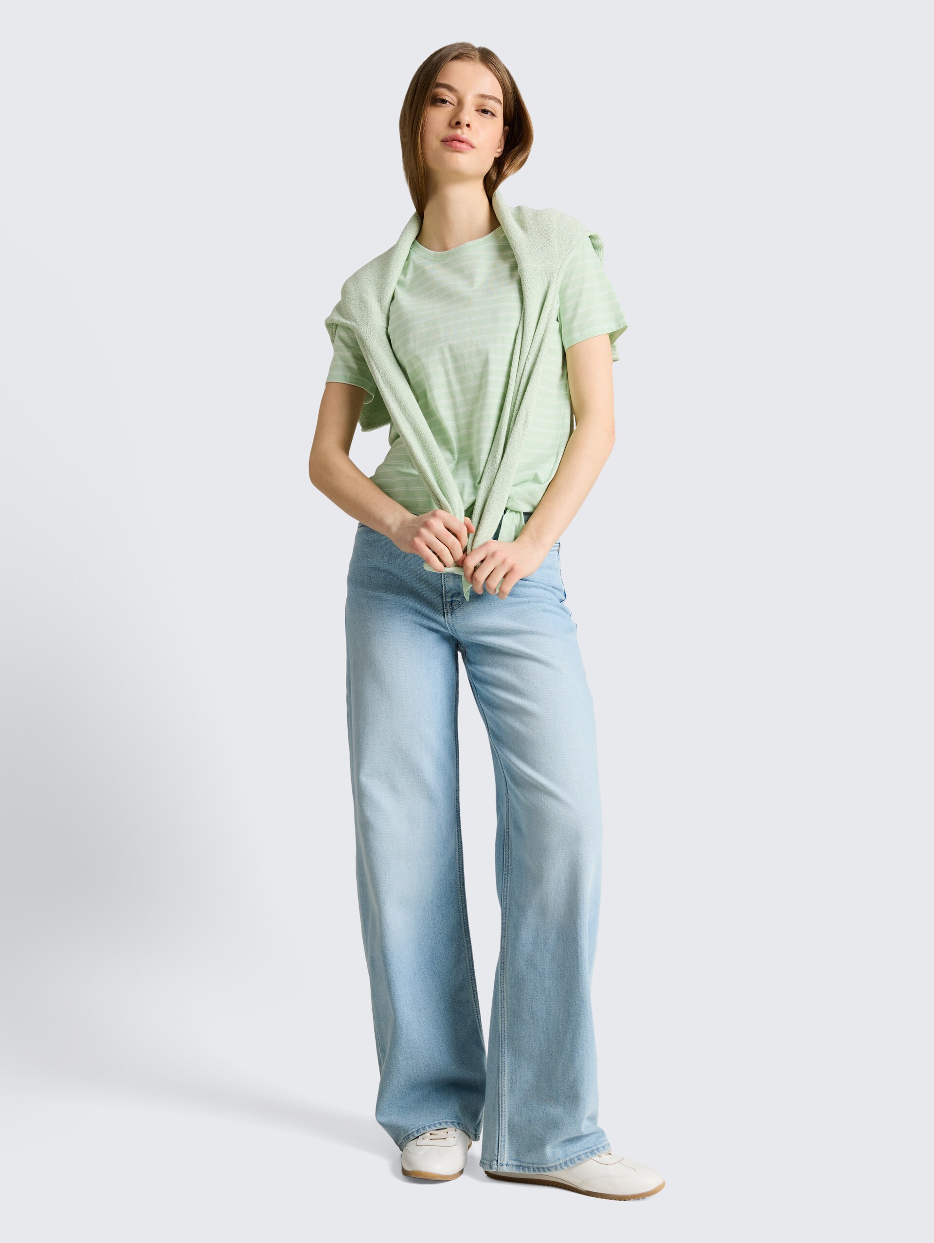 T-Shirt mit Knotendetail - matcha green irregular stripe - Model-Vorderansicht
