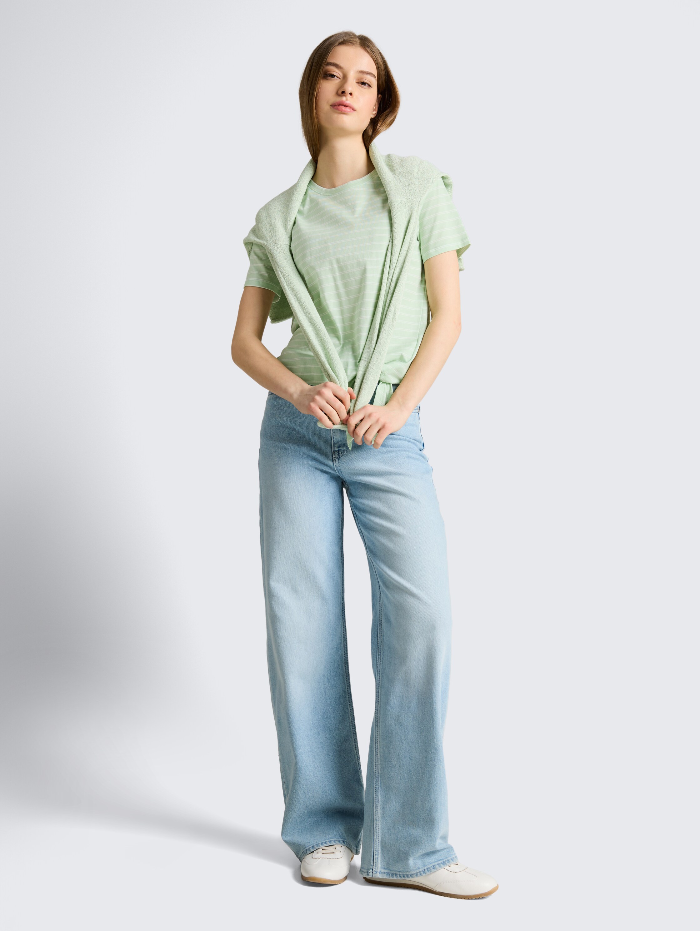 T-Shirt mit Knotendetail - matcha green irregular stripe - Model-Vorderansicht