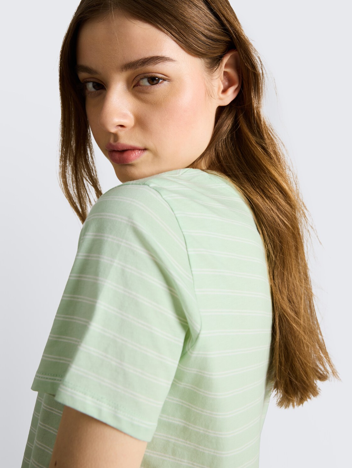 T-Shirt mit Knotendetail - matcha green irregular stripe - Detail-Model-Ansicht
