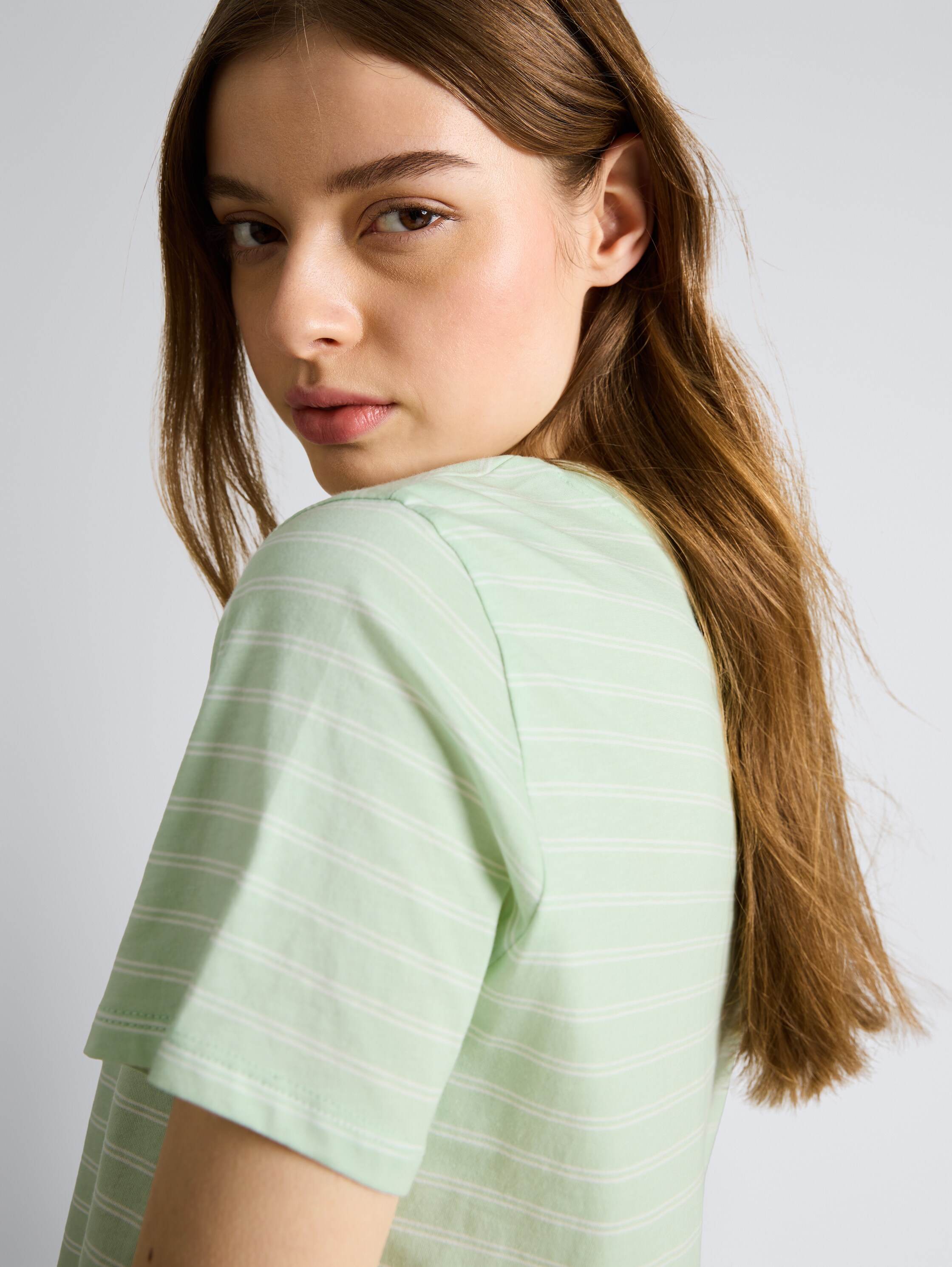 T-Shirt mit Knotendetail - matcha green irregular stripe - Detail-Model-Ansicht