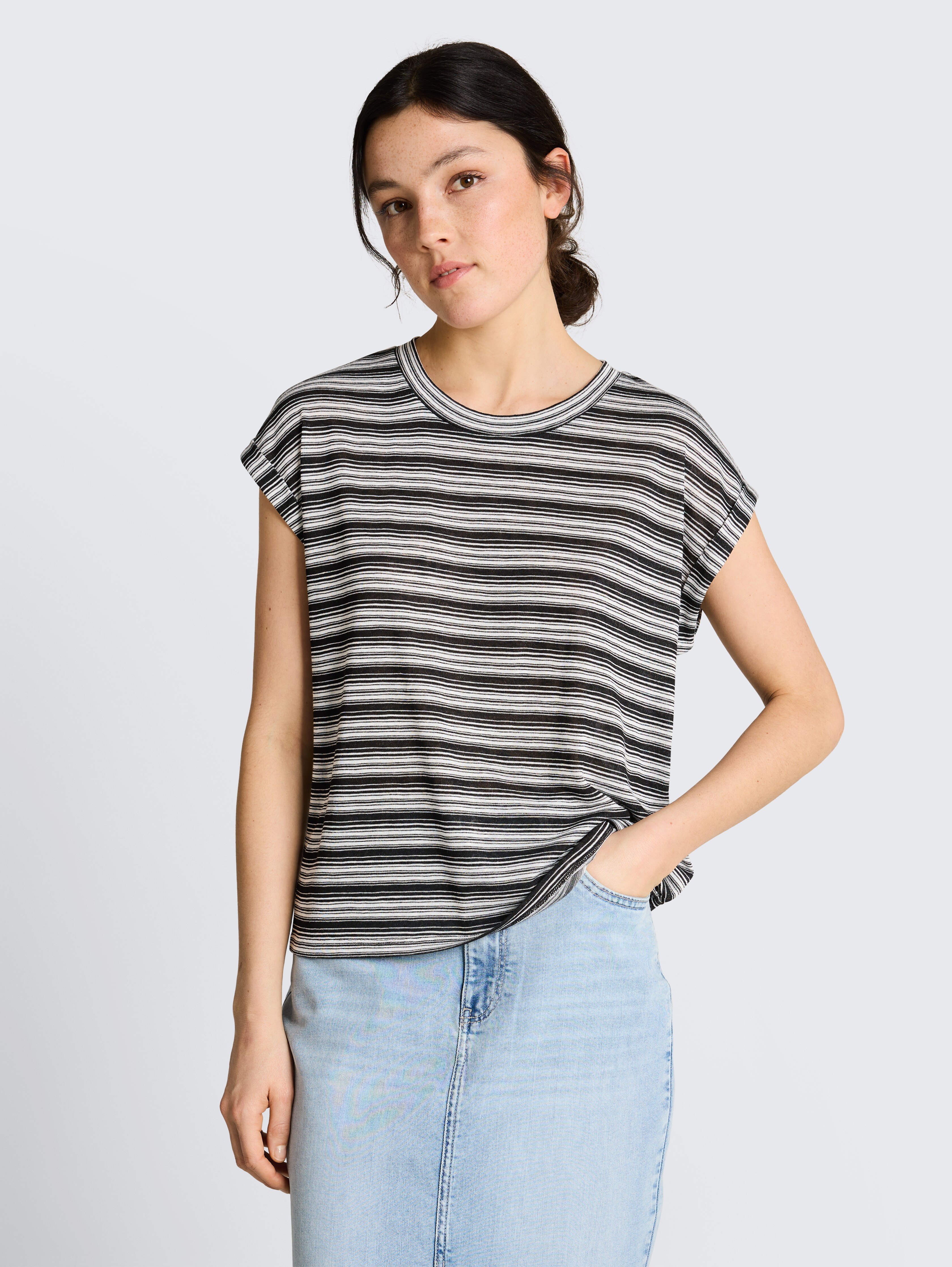 T-Shirt mit Streifenmuster von Denim Female, black white gradient stripe