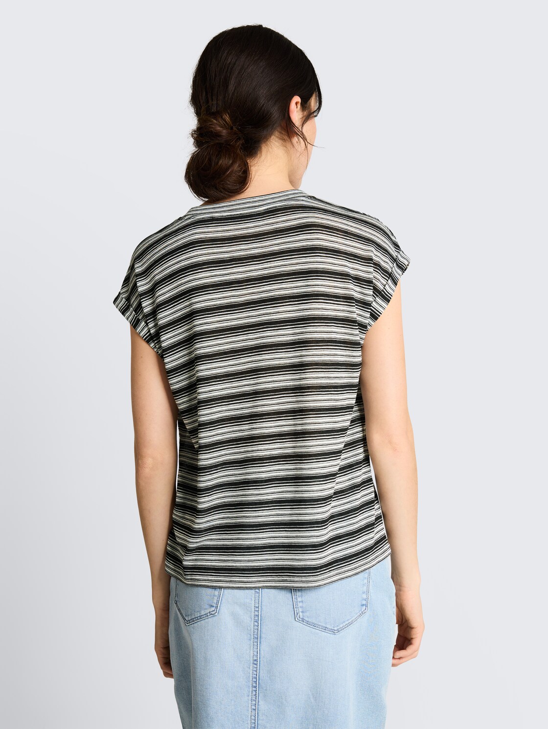 T-Shirt mit Streifenmuster - black white gradient stripe - Auschnitt Model-Rückansicht