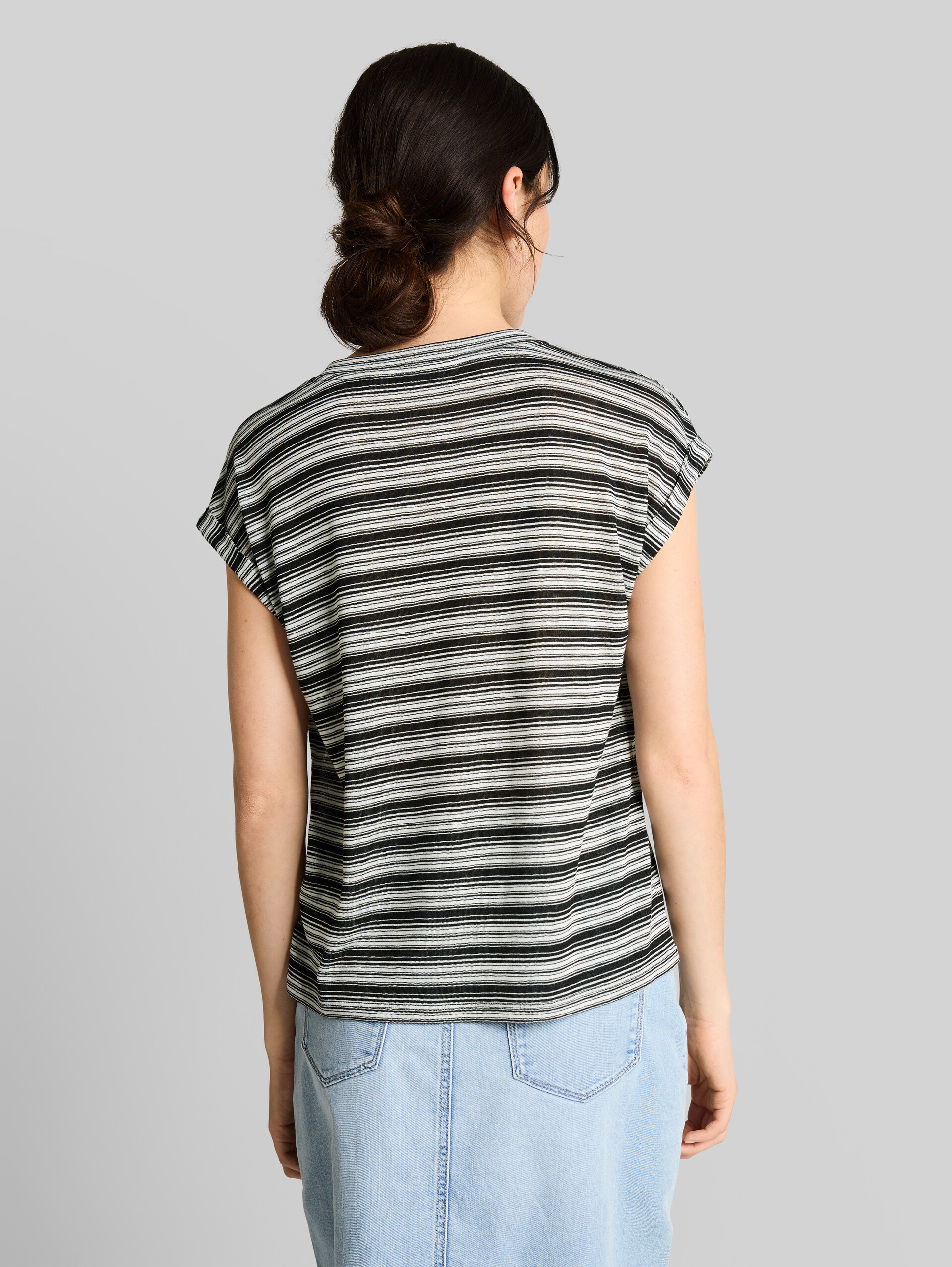 T-shirt with striped pattern - black white gradient stripe - Neckline model-back view
