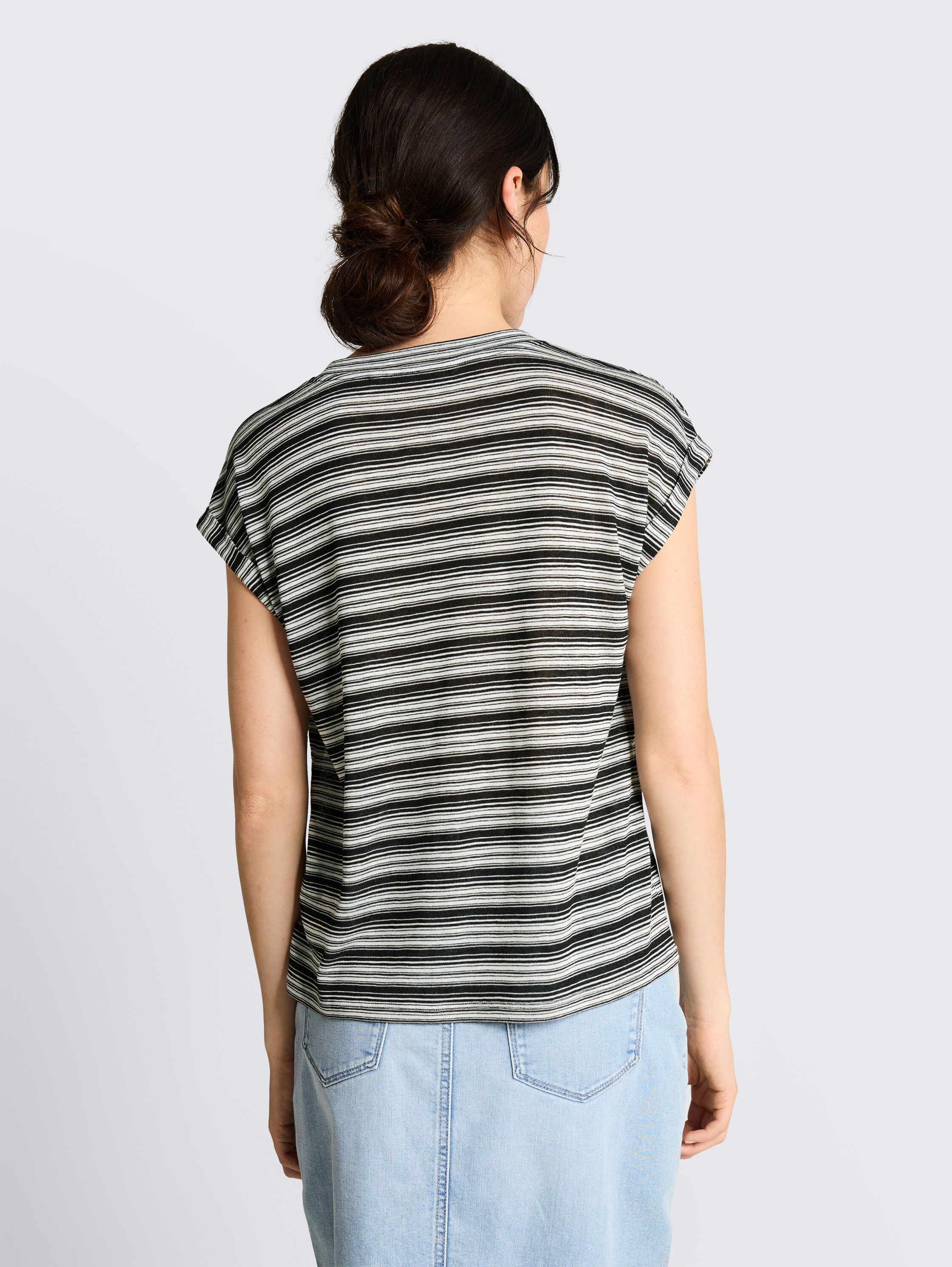 Striped T-shirt - black_white_gradient_stripe - 