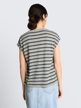 T-shirt met streepjespatroon - black white gradient stripe - Neklijn model-achteraanzicht