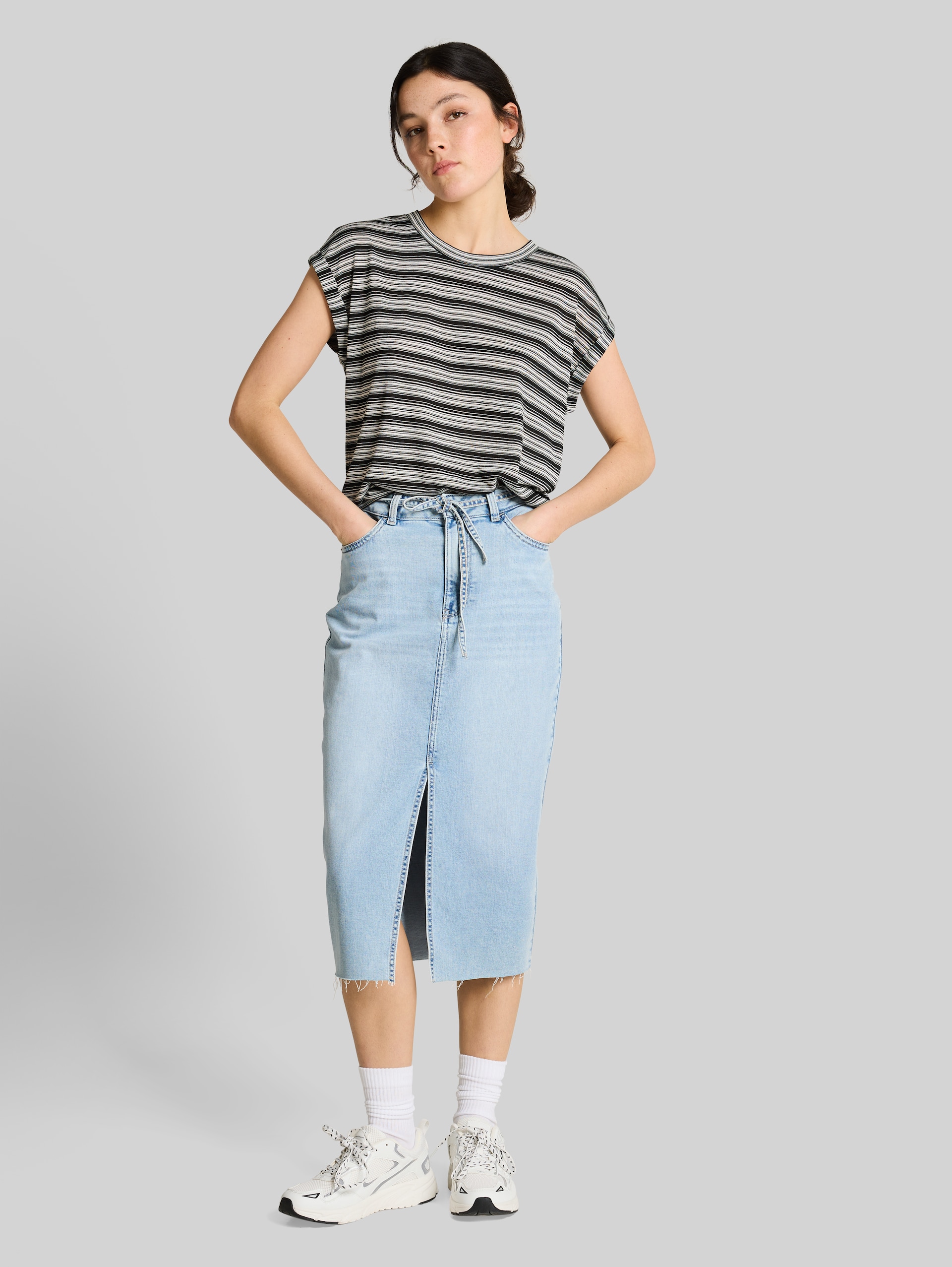 T-shirt with striped pattern - black white gradient stripe - Model front view