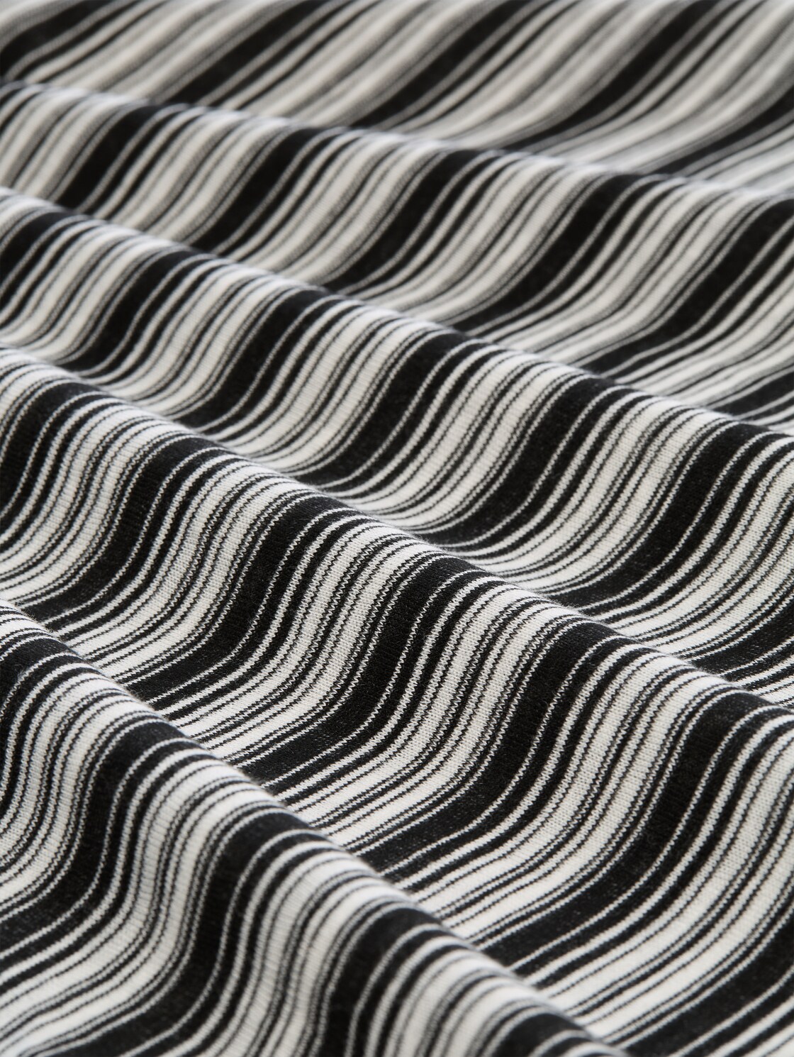 T-Shirt mit Streifenmuster - black white gradient stripe - Material-Ansicht