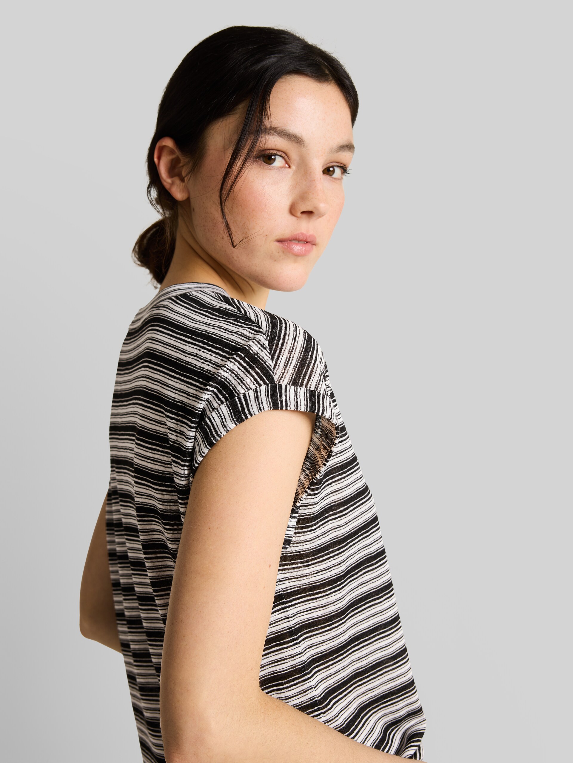 T-shirt with striped pattern - black white gradient stripe - Detail model view