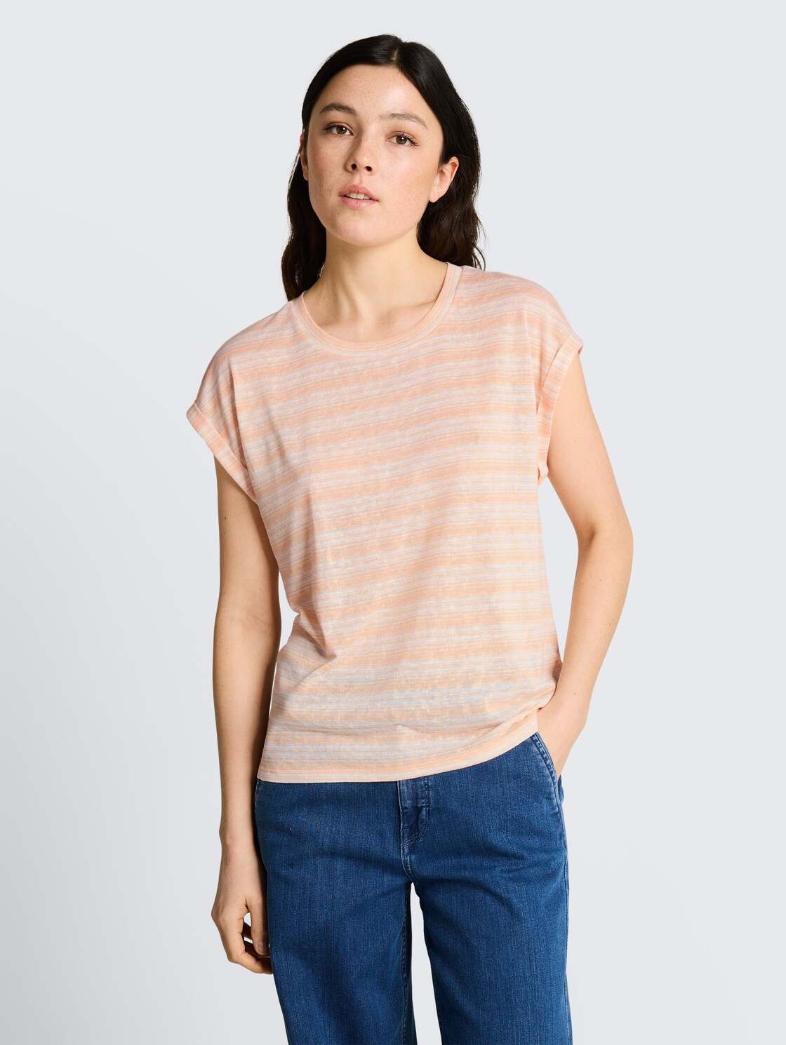 T-Shirt mit Streifenmuster - apricot white gradient stripe - Ausschnitt Model-Vorderansicht