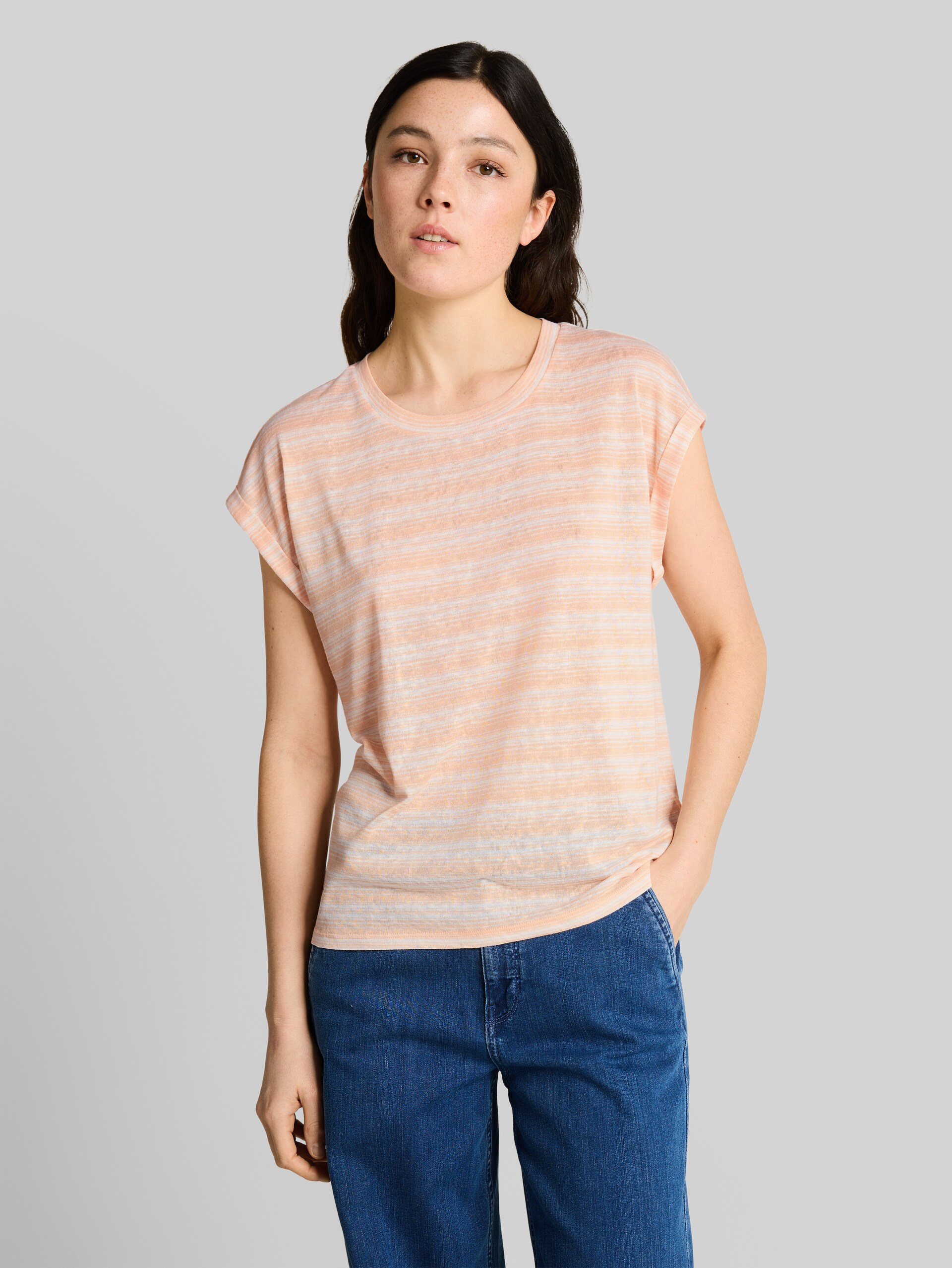 T-shirt with striped pattern - apricot white gradient stripe - Neckline model front view