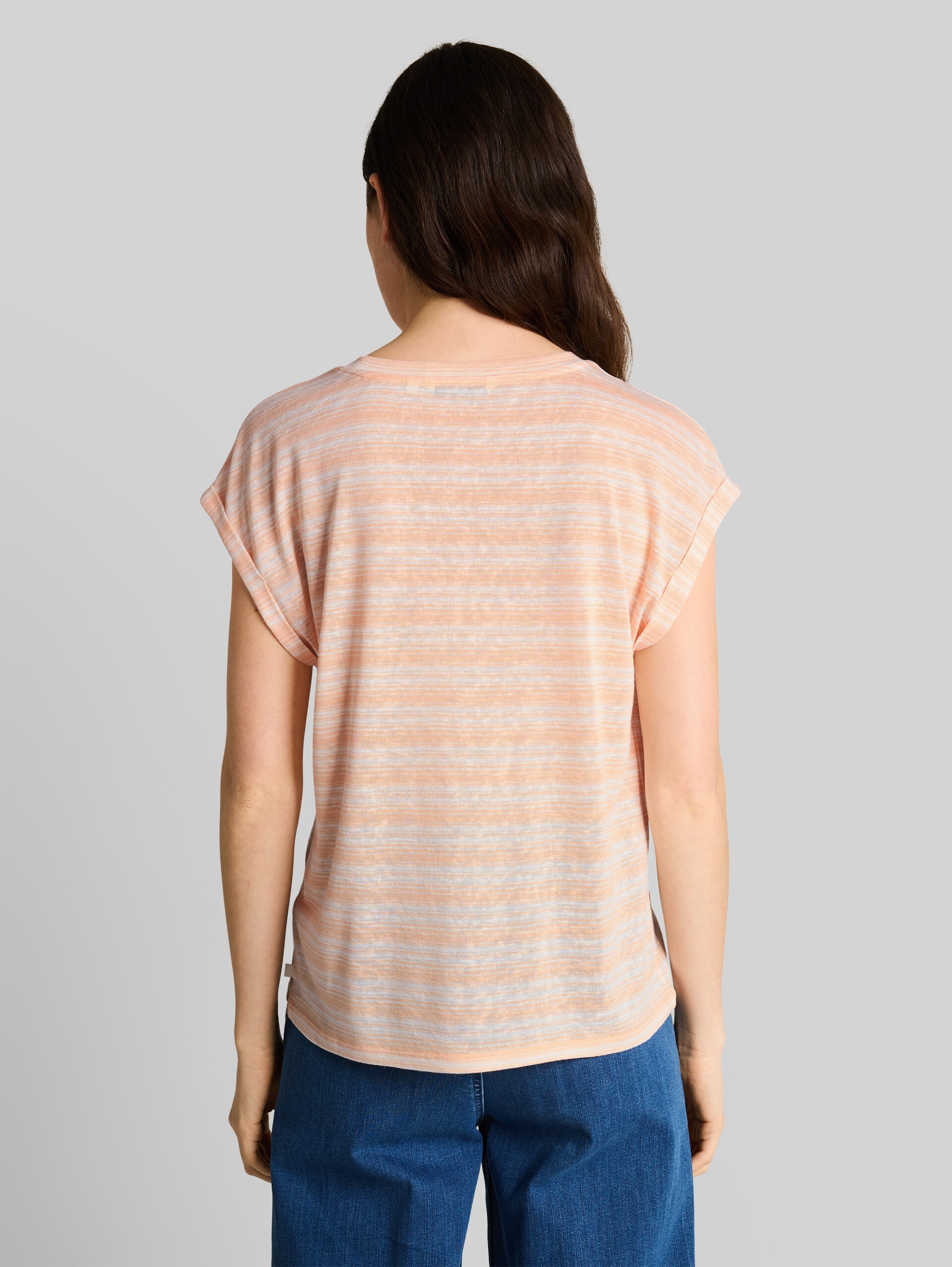 T-shirt with striped pattern - apricot white gradient stripe - Neckline model-back view