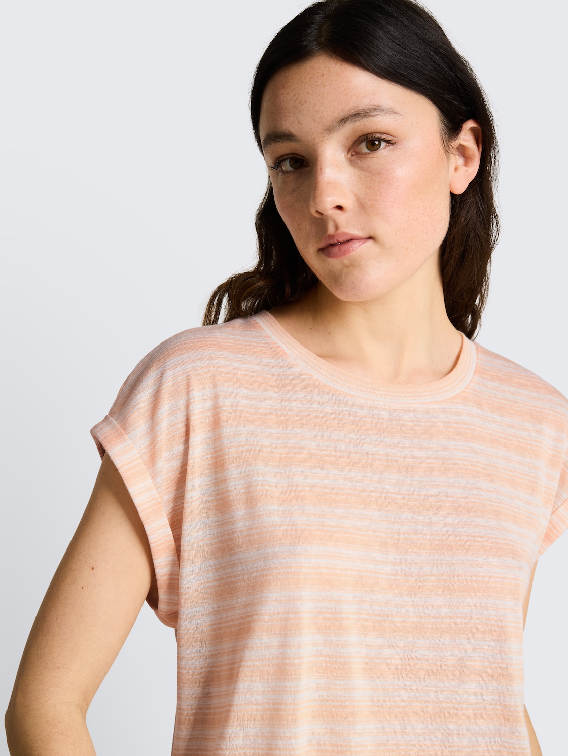 T-Shirt mit Streifenmuster - apricot white gradient stripe - Detail-Model-Ansicht