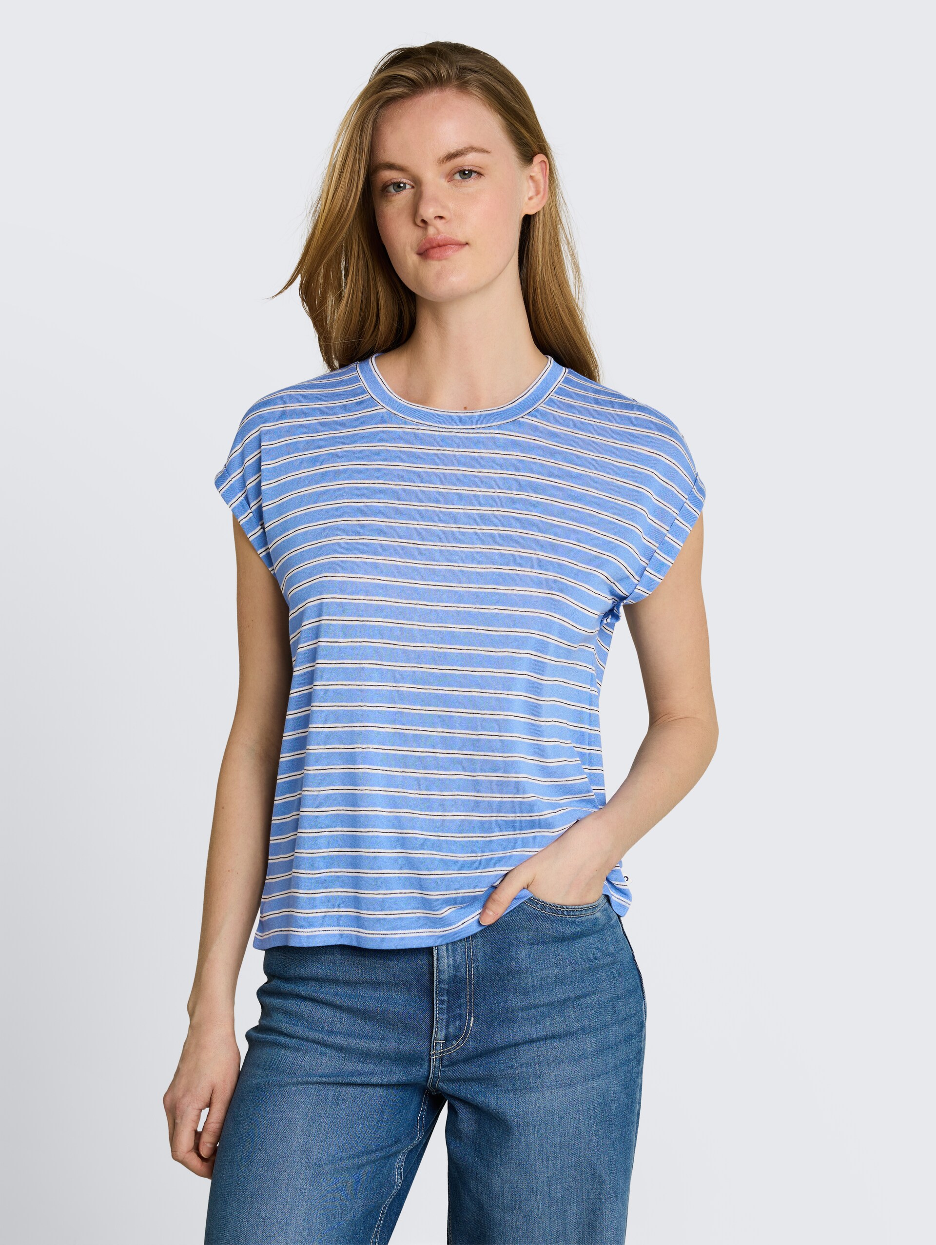 T-shirt met streepjesmotief - blue white black stripe - Nek model vooraanzicht