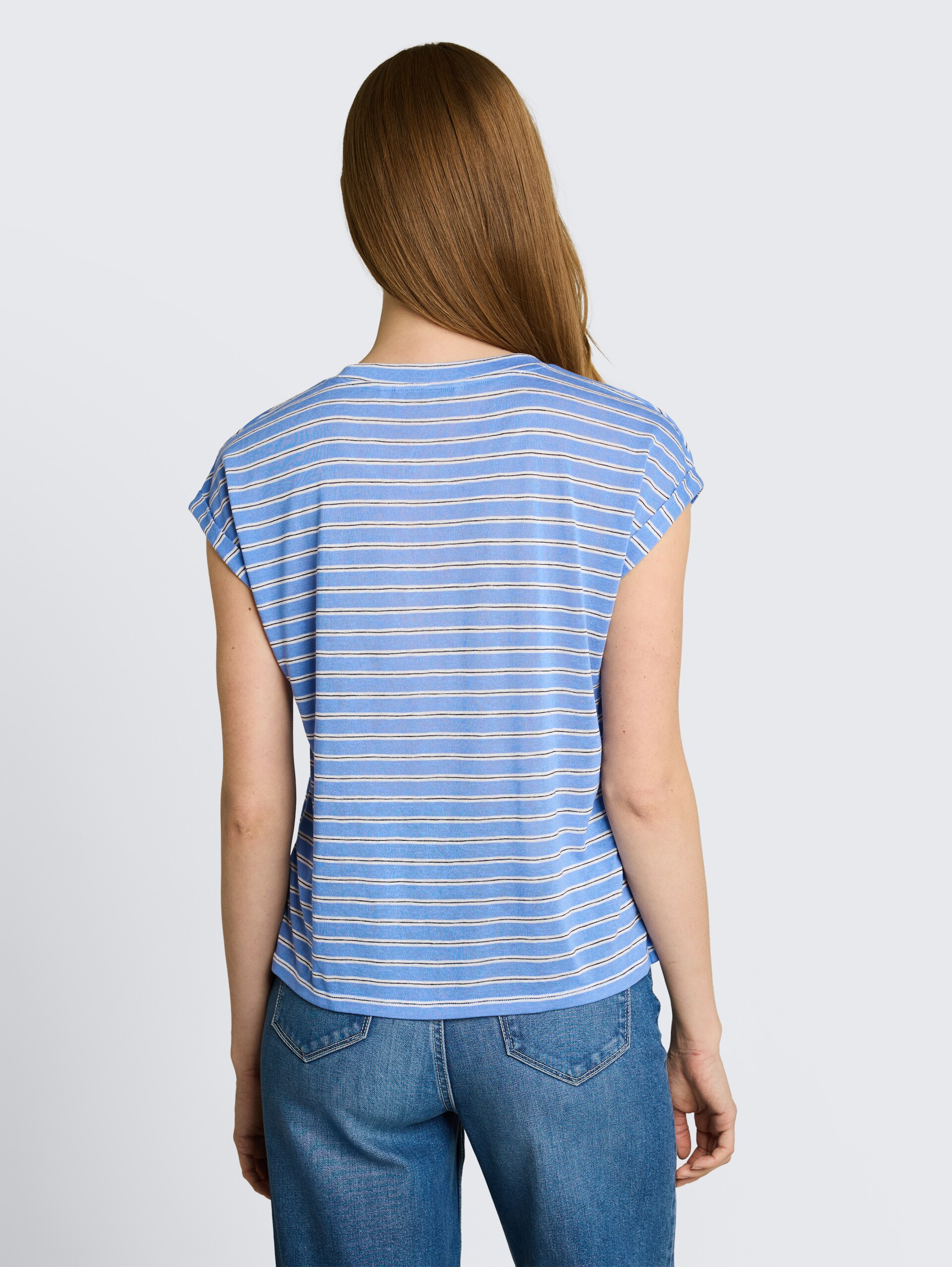 T-shirt met streepjesmotief - blue white black stripe - Neklijn model-achteraanzicht